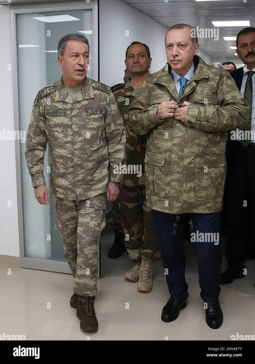 Bilder des Tages (180125) -- HATAY (TÜRKEI), 25. Januar 2018 -- der türkische Präsident Recep Tayyip Erdogan (R, Front) wird vom türkischen Generalstabschef Hulusi Akar (L, Front) begleitet, der am 25. Januar 2018 ein militärisches Kommandozentrum in Hatay (Türkei) besucht. Der türkische Präsident Recep Tayyip Erdogan besuchte und inspizierte am Donnerstag das türkische Militärkommandozentrum in der südlichen Provinz Hatay, als die Operation Olive Branch in Syrien’s Afrin ihren sechsten Tag einnahm. TÜRKEI-HATAY-PRÄSIDENT-ERDOGAN-KOMMANDOZENTRALE-BESUCH TURKISHXPRESIDENTIALXPALACE PUBLICATIONXNOTXINXCHN Stockfoto