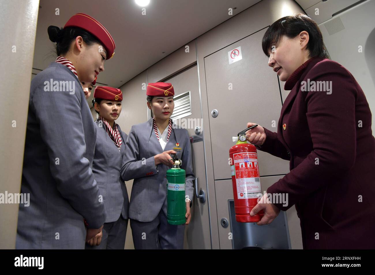 (180127) -- NANCHANG, 27. Januar 2018 -- Besatzungsmitglieder der Nanchang Passenger Transport Department nehmen am Sicherheitstraining am Nanchang West Railway Station, Ostchinesische Provinz Jiangxi, 27. Januar 2018 Teil. Etikettentraining, Sicherheitstraining und Notfallübungen wurden von der Nanchang Passenger Transport Department durchgeführt, um die Sicherheit und Laufruhe des Straßenverkehrs während des anstehenden Reiseturms für das Frühlingsfest oder das chinesische Mondneujahr zu gewährleisten. )(wsw) CHINA-NANCHANG-RAILWAY-TRAINING (CN) PengxZhaozhi PUBLICATIONxNOTxINxCHN Stockfoto