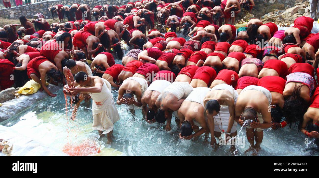 (180128) -- BHAKTAPUR, 28. Januar 2018 -- Nepalesische hinduistische Gläubige nehmen während des Madhav Narayan Mela Festivals in Bhaktapur, Nepal, am 28. Januar 2018 ein heiliges Bad in Changu Narayan. Nepalesische Hindu-Frauen beobachten ein Fasten und beten zu Göttin Swasthani und Gott Madhav Narayan für die Langlebigkeit ihrer Ehemänner und den Wohlstand ihrer Familie während des einmonatigen Festivals. (lrz) NEPAL-BHAKTAPUR-MADHAV NARAYAN FESTIVAL SunilxSharma PUBLICATIONxNOTxINxCHN Stockfoto