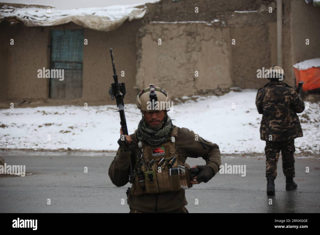 (180129) -- KABUL, 29. Januar 2018 -- afghanisches Sicherheitspersonal sperrte am 29. Januar 2018 den Ort des Angriffs auf eine Militäruniversität in Kabul, der Hauptstadt Afghanistans. Bewaffnete griffen am frühen Montag eine Militäruniversität in Kabul, der Hauptstadt Afghanistans, an und lösten Explosionen und Gewehrkämpfe aus, wobei unbekannte Opfer, Quellen und Zeugen sagten. ) (gj) AFGHANISTAN-KABUL-MILITÄR-UNIVERSITÄT-ANGRIFF RahmatxAlizadah PUBLICATIONxNOTxINxCHN Stockfoto