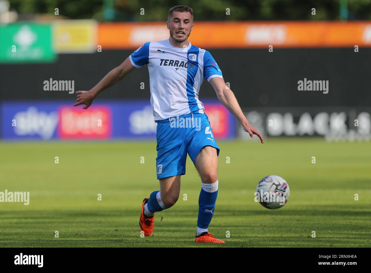 Dean Campbell of Barrow während des Spiels der Sky Bet League 2 zwischen Harrogate Town und Barrow in der Wetherby Road, Harrogate am Samstag, den 2. September 2023. (Foto: Mark Fletcher | MI News) Credit: MI News & Sport /Alamy Live News Stockfoto