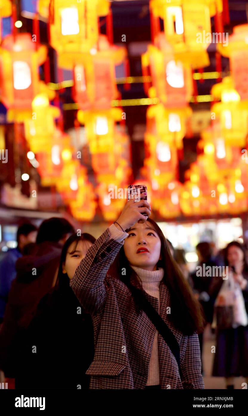 (180201) -- SHANGHAI, 1. Februar 2018 -- Menschen besuchen Laternen während einer Laternenmesse im Yuyuan Garden in der ostchinesischen Gemeinde Shanghai, 1. Februar 2018. Die 33-tägige Laternenmesse wurde am Donnerstag mit mehr als 30 Beleuchtungsprojekten und fast 1.000 bunten Glühbirnen, die die klassischen Architekturen schmücken, aufgehellt.) (Xzy) CHINA-SHANGHAI-SPRING FESTIVAL-LATERNE FAIR (CN) LiuxYing PUBLICATIONxNOTxINxCHN Stockfoto