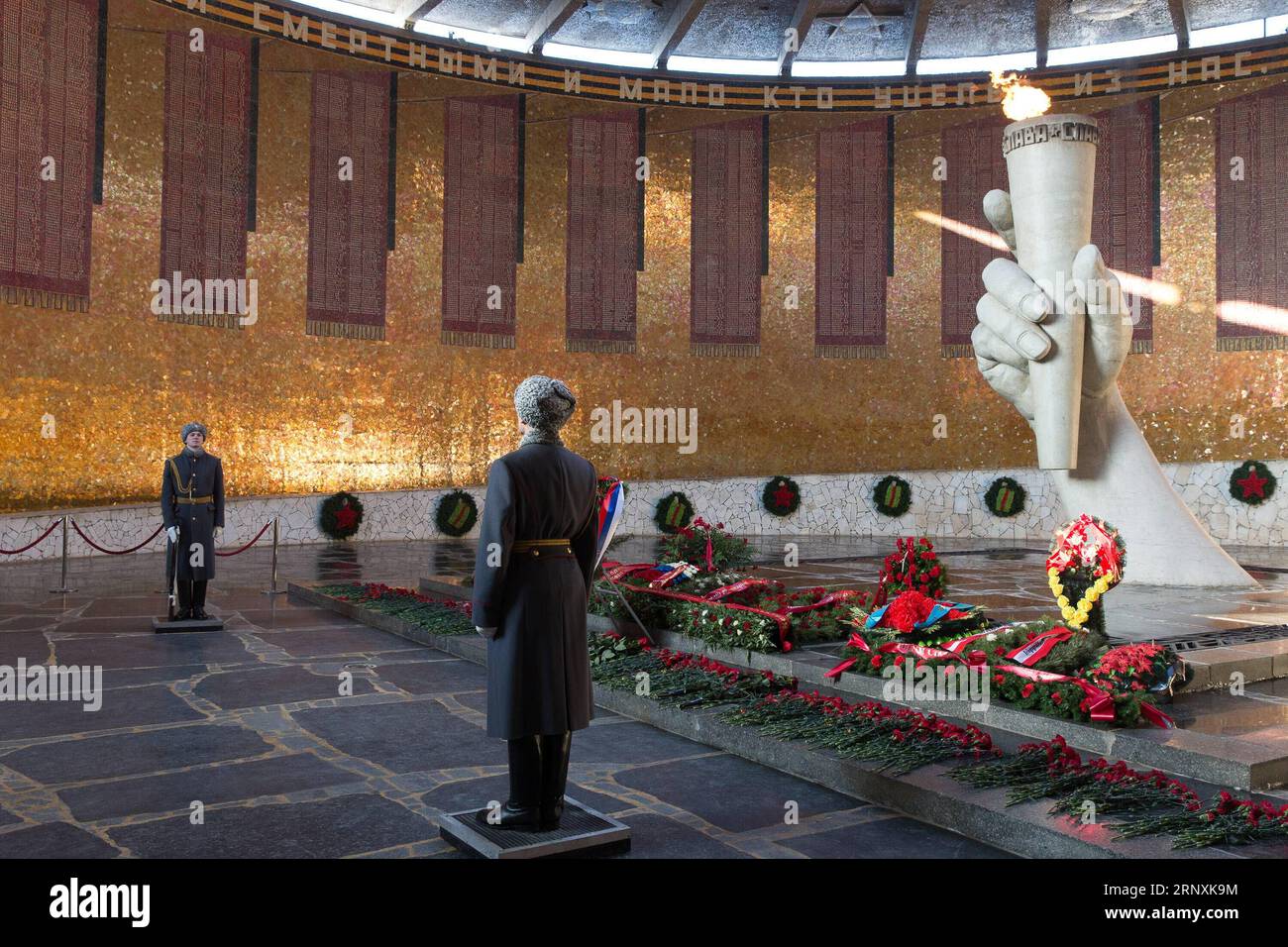 (180202) -- WOLGOGRAD (RUSSLAND), 2. Februar 2018 -- Soldaten stehen Wache an der Ewigen Flamme in der Schlacht von Stalingrad State Historical and Memorial Museum-Reserve in Wolgograd, Russland, am 2. Februar 2018. Der russische Präsident Wladimir Putin nahm am Freitag an der Feier des 75. Jahrestages der Schlacht von Stalingrad gegen Nazi-Deutschland im Zweiten Weltkrieg Teil. RUSSLAND-WOLGOGRAD-STALINGRAD-SCHLACHT-JAHRESTAG-FEIER BAIXXUEQI PUBLICATIONXNOTXINXCHN Stockfoto