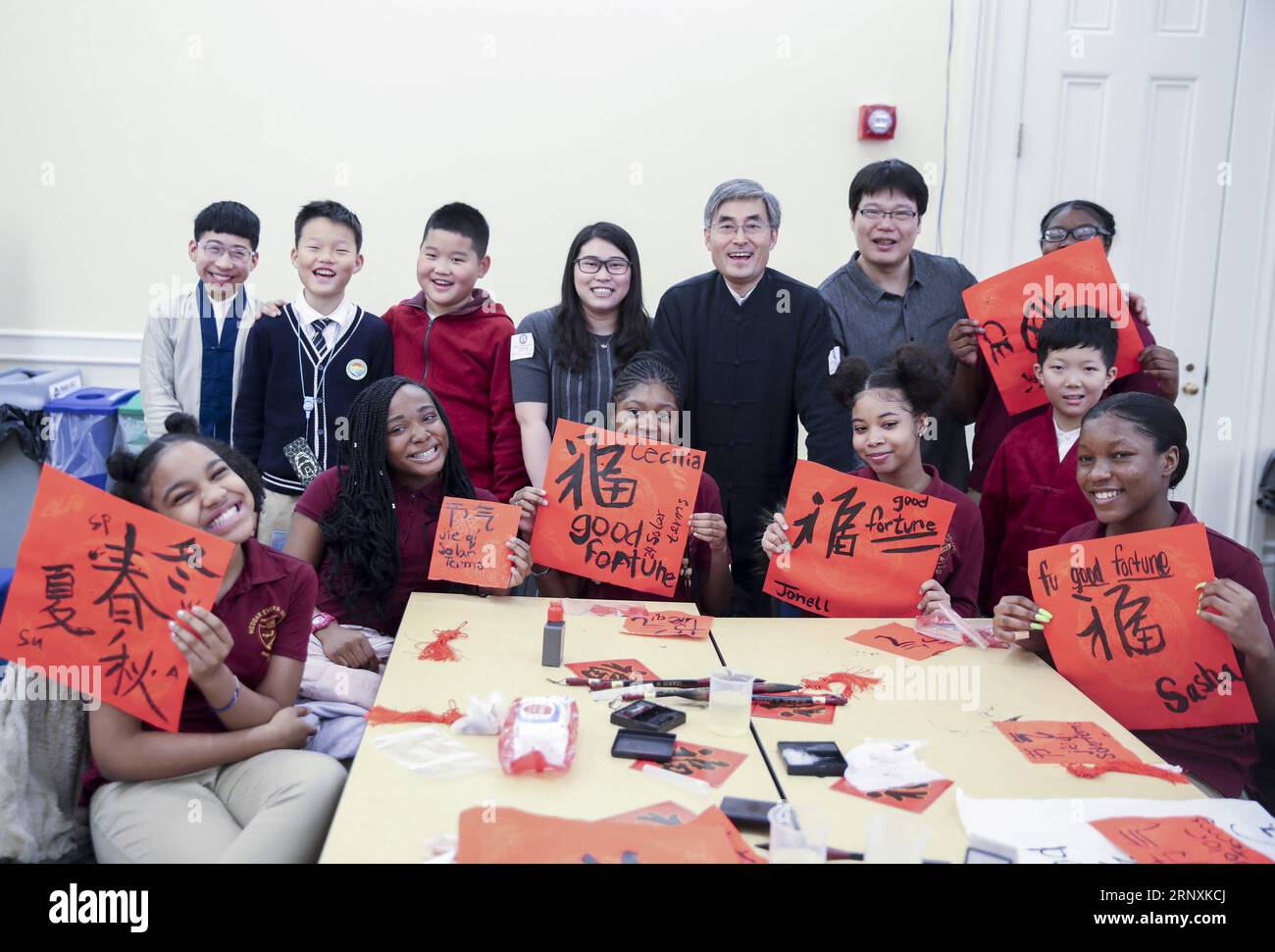 (180203) -- NEW YORK, 3. Februar 2018 -- Studenten von Peking und Medgar Evers College Preparatory School of New York machen ein Gruppenfoto nach einem Kulturaustausch in New York, USA, 2. Februar 2018. Fast 100 Studenten aus China und den USA trafen sich und genossen sich bei der Veranstaltung, die traditionelle chinesische Kultur zu lernen und zu erleben, während das chinesische Mondneujahr kommt. ) (zcc) KULTURAUSTAUSCH ZWISCHEN den USA, NEW YORK und CHINA WangxYing PUBLICATIONxNOTxINxCHN Stockfoto