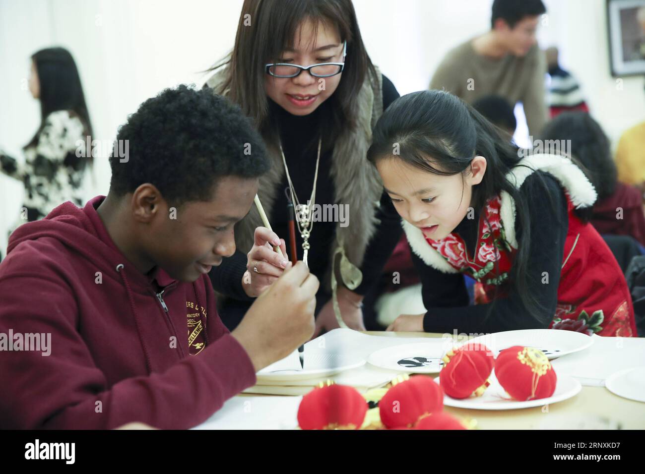 (180203) -- NEW YORK, 3. Februar 2018 -- Ein Schüler der Medgar Evers College Preparatory School of New York lernt, wie man mit einem Pinselstift während eines Kulturaustauschs in New York, USA, am 2. Februar 2018 malt. Fast 100 Studenten aus China und den USA trafen sich und genossen sich bei der Veranstaltung, die traditionelle chinesische Kultur zu lernen und zu erleben, während das chinesische Mondneujahr kommt. ) (zcc) KULTURAUSTAUSCH ZWISCHEN den USA, NEW YORK und CHINA WangxYing PUBLICATIONxNOTxINxCHN Stockfoto