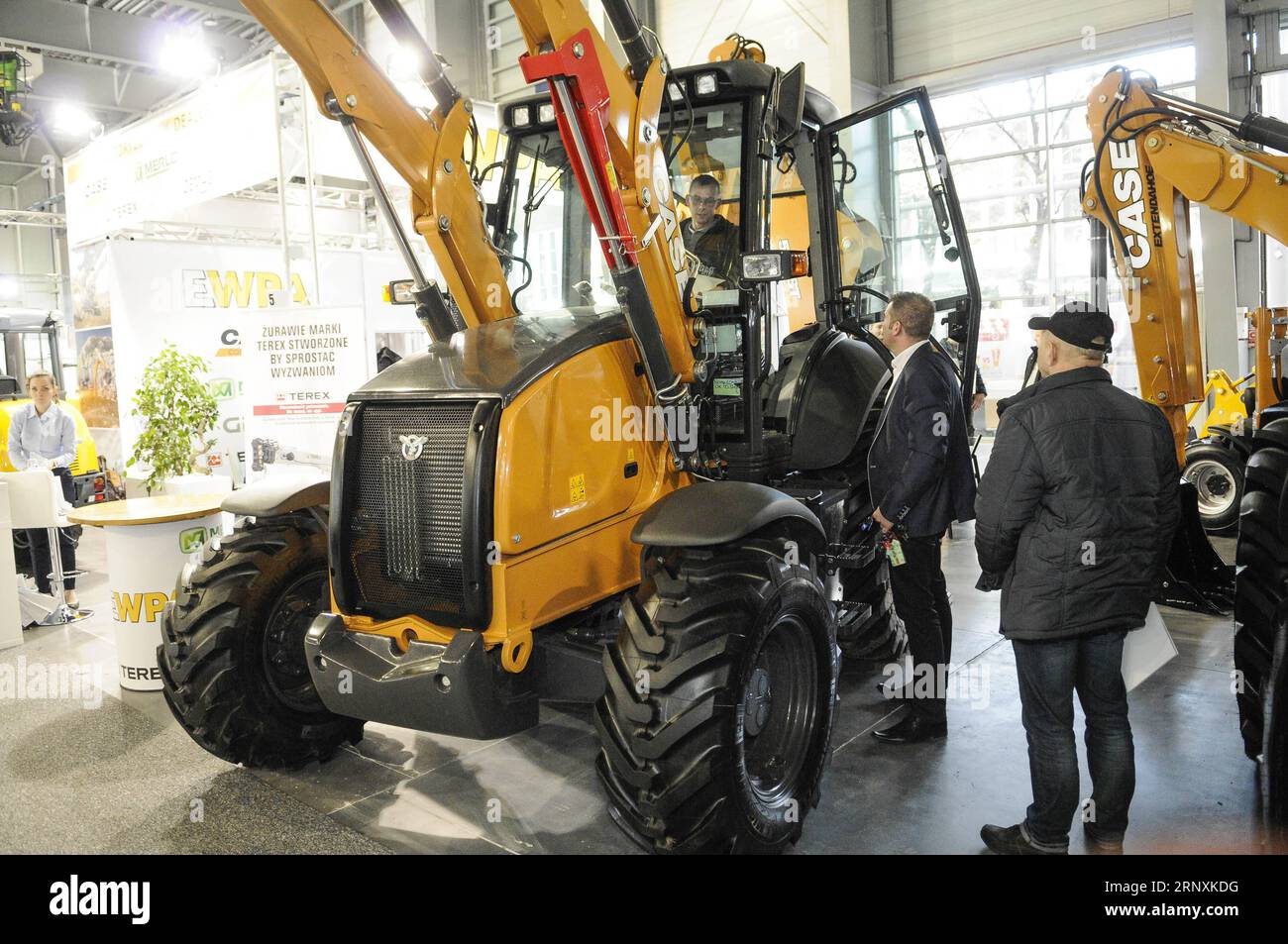 (180202) -- POZNAN (POLEN), 2. Februar 2018 -- Ein Mann probiert Ein Baufahrzeug während der BUDMA 2018 International Construction and Architecture Fair in Poznan, Polen, am 2. Februar 2018 aus. Die BUDMA International Construction and Architecture Fair ist einer der wichtigsten Treffpunkte für Hersteller und Vertreiber moderner Technologien und Baumaterialien mit Fachleuten, Architekten, Bauunternehmern und Investoren. Die BUDMA 2018 International Construction and Architecture Fair fand vom 30. Januar bis 2. Februar in Poznan statt. POLEN-POZNAN-FAIR-BUDMA-BAU UND ARCHITEKTUR JAAPXARRIE Stockfoto (180202) -- POZNAN (POLEN), 2. Februar 2018 -- Ein Mann probiert Ein Baufahrzeug während der BUDMA 2018 International Construction and Architecture Fair in Poznan, Polen, am 2. Februar 2018 aus. Die BUDMA International Construction and Architecture Fair ist einer der wichtigsten Treffpunkte für Hersteller und Vertreiber moderner Technologien und Baumaterialien mit Fachleuten, Architekten, Bauunternehmern und Investoren. Die BUDMA 2018 International Construction and Architecture Fair fand vom 30. Januar bis 2. Februar in Poznan statt. POLEN-POZNAN-FAIR-BUDMA-BAU UND ARCHITEKTUR JAAPXARRIE Stockfoto
