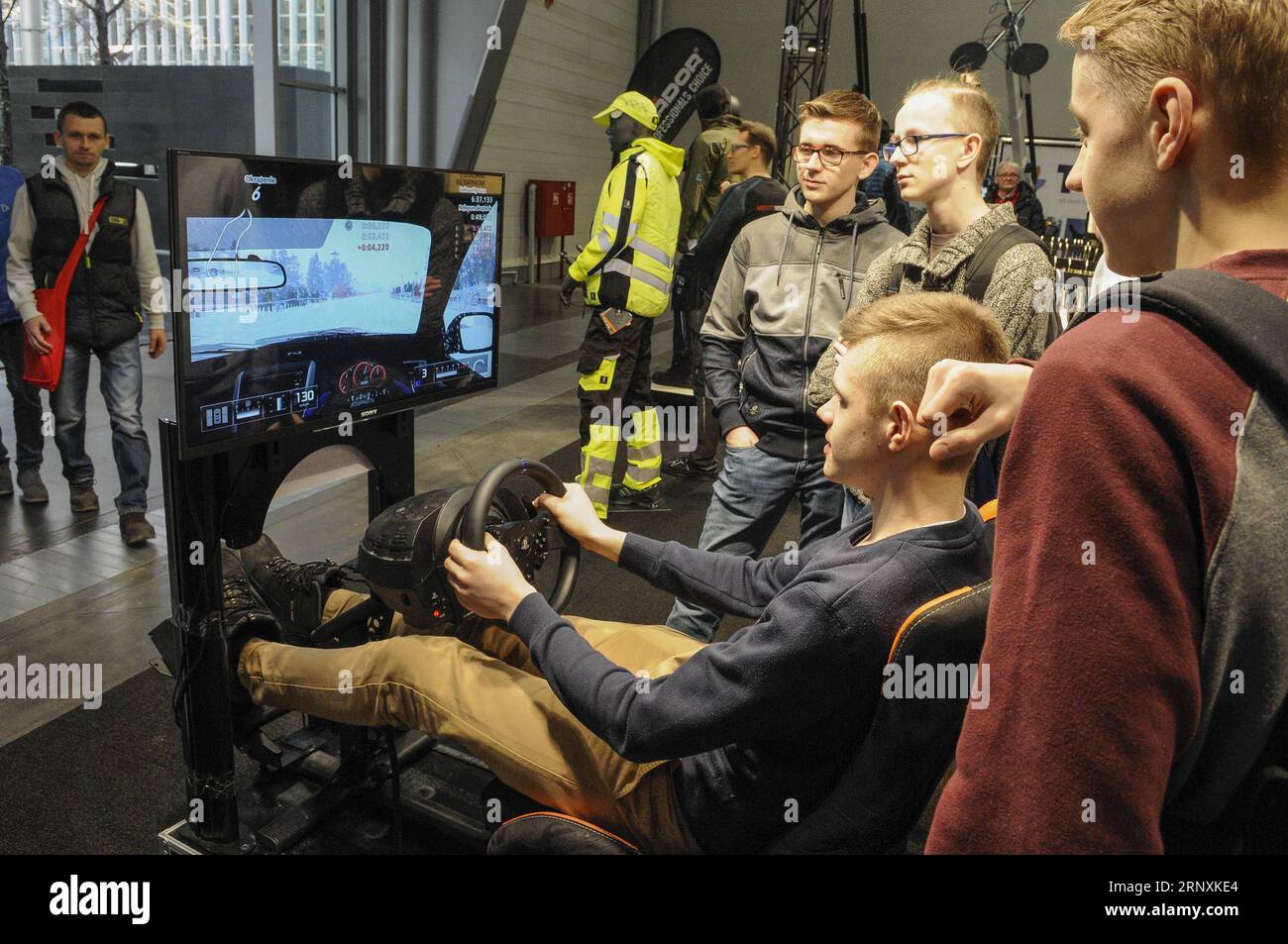 (180202) -- POZNAN (POLEN), 2. Februar 2018 -- Ein Mann lenkt einen Simulator für ein Baufahrzeug während der BUDMA 2018 International Construction and Architecture Fair in Poznan, Polen, am 2. Februar 2018. Die BUDMA International Construction and Architecture Fair ist einer der wichtigsten Treffpunkte für Hersteller und Vertreiber moderner Technologien und Baumaterialien mit Fachleuten, Architekten, Bauunternehmern und Investoren. Die BUDMA 2018 International Construction and Architecture Fair fand vom 30. Januar bis 2. Februar in Poznan statt. POLAND-POZNAN-FAIR-BUDMA-CONSTRUCTION UND ARCHIT Stockfoto (180202) -- POZNAN (POLEN), 2. Februar 2018 -- Ein Mann lenkt einen Simulator für ein Baufahrzeug während der BUDMA 2018 International Construction and Architecture Fair in Poznan, Polen, am 2. Februar 2018. Die BUDMA International Construction and Architecture Fair ist einer der wichtigsten Treffpunkte für Hersteller und Vertreiber moderner Technologien und Baumaterialien mit Fachleuten, Architekten, Bauunternehmern und Investoren. Die BUDMA 2018 International Construction and Architecture Fair fand vom 30. Januar bis 2. Februar in Poznan statt. POLAND-POZNAN-FAIR-BUDMA-CONSTRUCTION UND ARCHIT Stockfoto