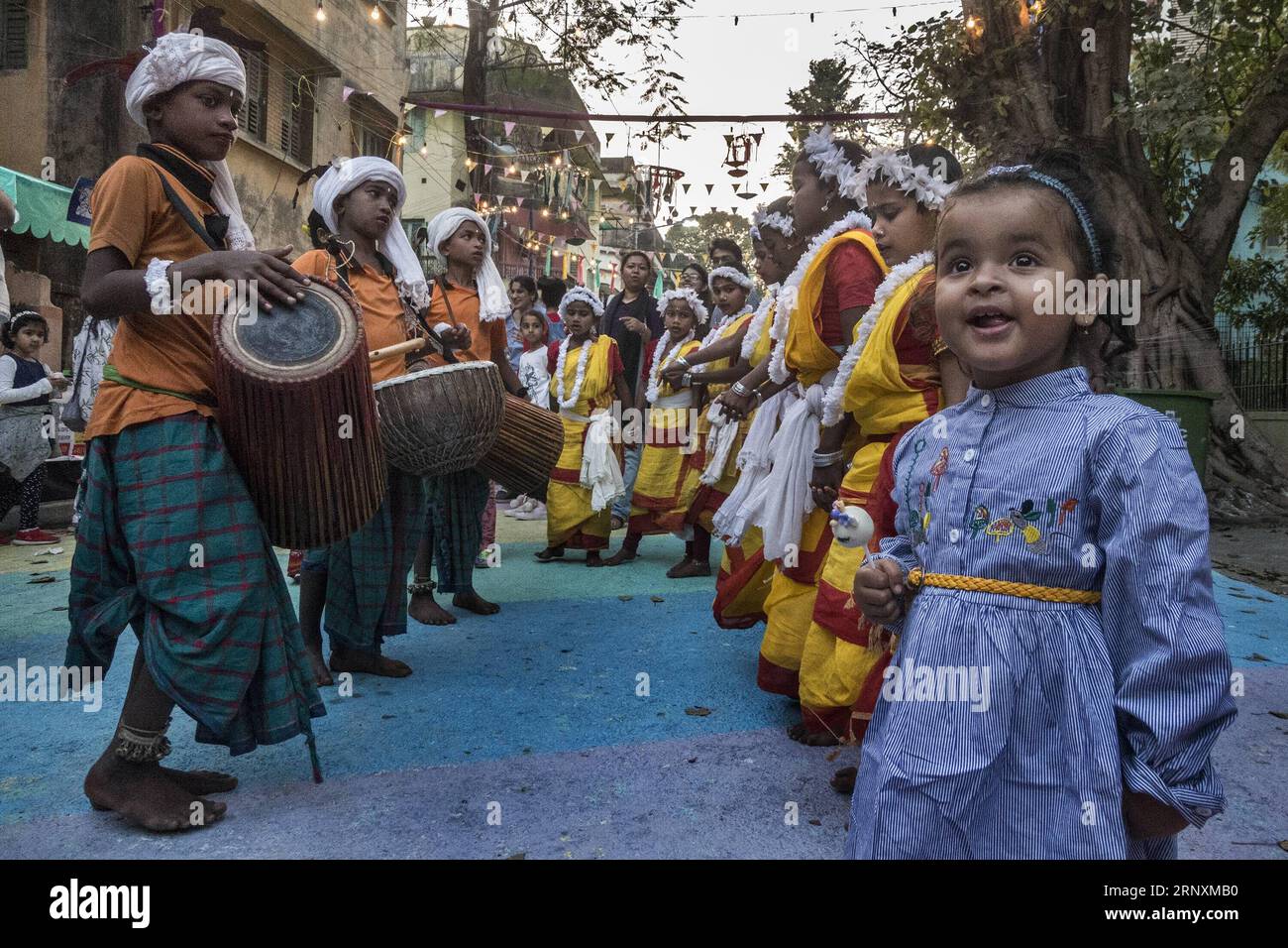 (180204) -- KOLKATA, 4. Februar 2018 -- Kinder genießen sich beim Unicorn Street Art Festival in Kolkata, Indien, 4. Februar 2018. Das Festivalthema war Unicorn, ein mythologisches Tier, das einem Pferd mit einem einzelnen Horn auf der Stirn ähnelt. (Xinhua Photo/ ) (lrz) INDIA-KOLKATA-UNICORN STREET ART FESTIVAL TumpaxMondal PUBLICATIONxNOTxINxCHN Stockfoto