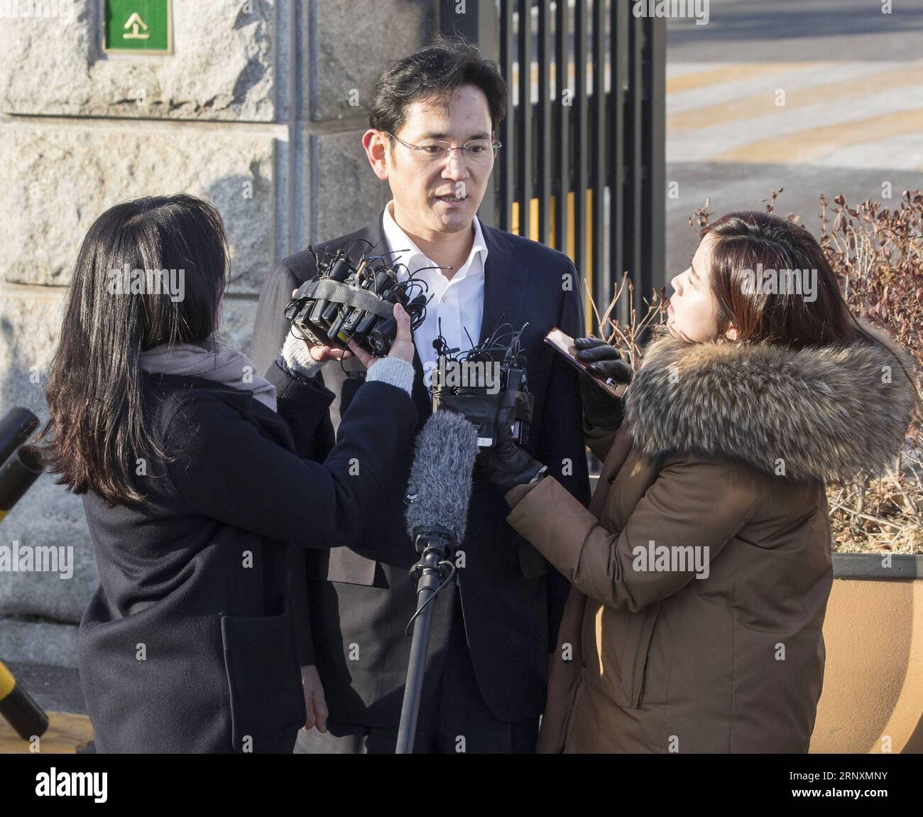 Themen der Woche Bilder des Tages (180205) -- UIWANG, 5. Februar 2018 -- Lee Jae-Yong (C), stellvertretender Vorsitzender von Samsung Electronics, spricht am 5. Februar 2018 vor einem Internierungslager in Uiwang, Südkorea, mit den Medien. Ein Richter am Seoul High Court verurteilte am Montag Lee Jae-Yong, einen Erben der Samsung Group, des größten familiengeführten Konglomerats des Landes, zu zweieinhalb Jahren Gefängnis mit einem vierjährigen Hinrichtungsaufenthalt. ) (Zjl) SÜDKOREA-UIWANG-SAMSUNG-ERBENSATZ LeexSang-ho PUBLICATIONxNOTxINxCHN Stockfoto