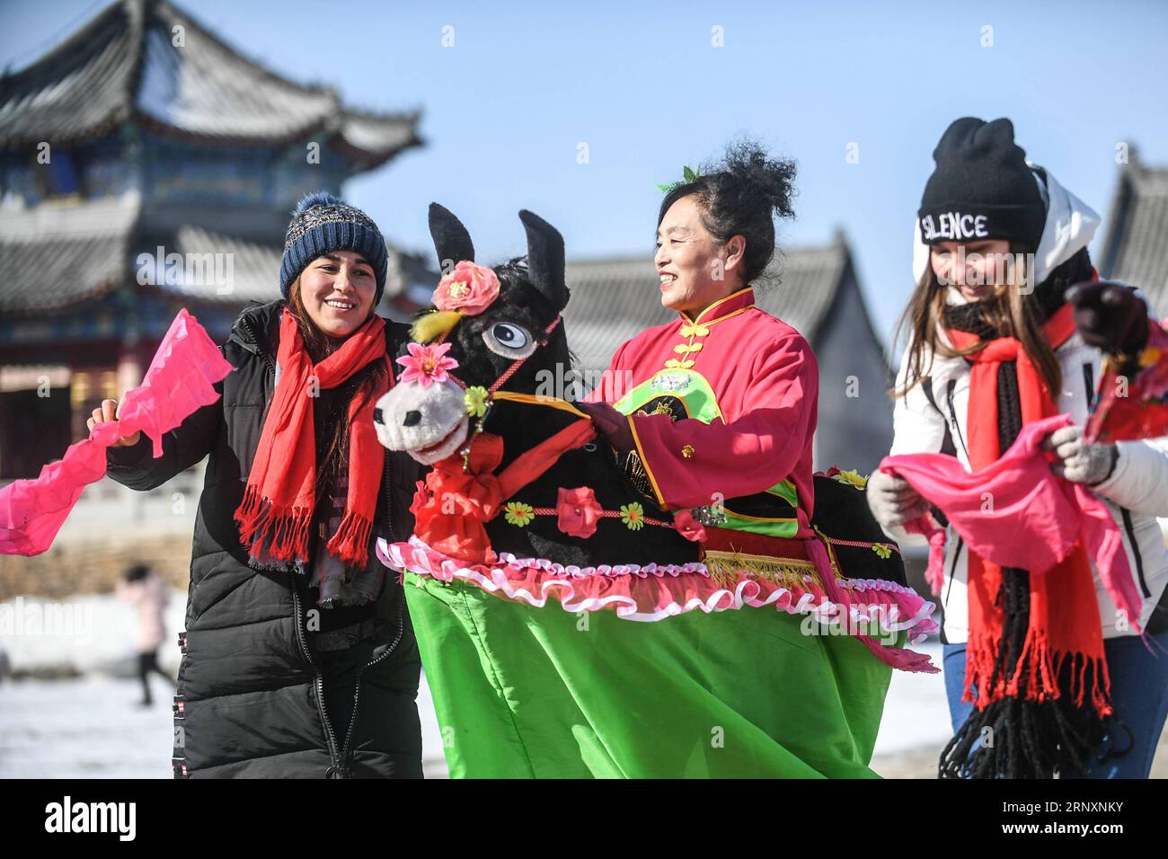 (180207) -- FUSHUN, 7. Februar 2018 -- ausländische Studenten aus Tadschikistan und Russland lernen Yangge-Tanz der Mandschu-ethnischen Gruppe in Xinbin Mandschu Autonomous County in der Stadt Fushun, nordöstliche Provinz Liaoning, 6. Februar 2018. Ausländische Studenten an der Liaoning University erlebten hier am Dienstag die Volksbräuche der Mandschu-ethnischen Gruppe. ) (Zwx) CHINA-LIAONING-XINBIN-FOLK CUSTOM (CN) PanxYulong PUBLICATIONxNOTxINxCHN Stockfoto