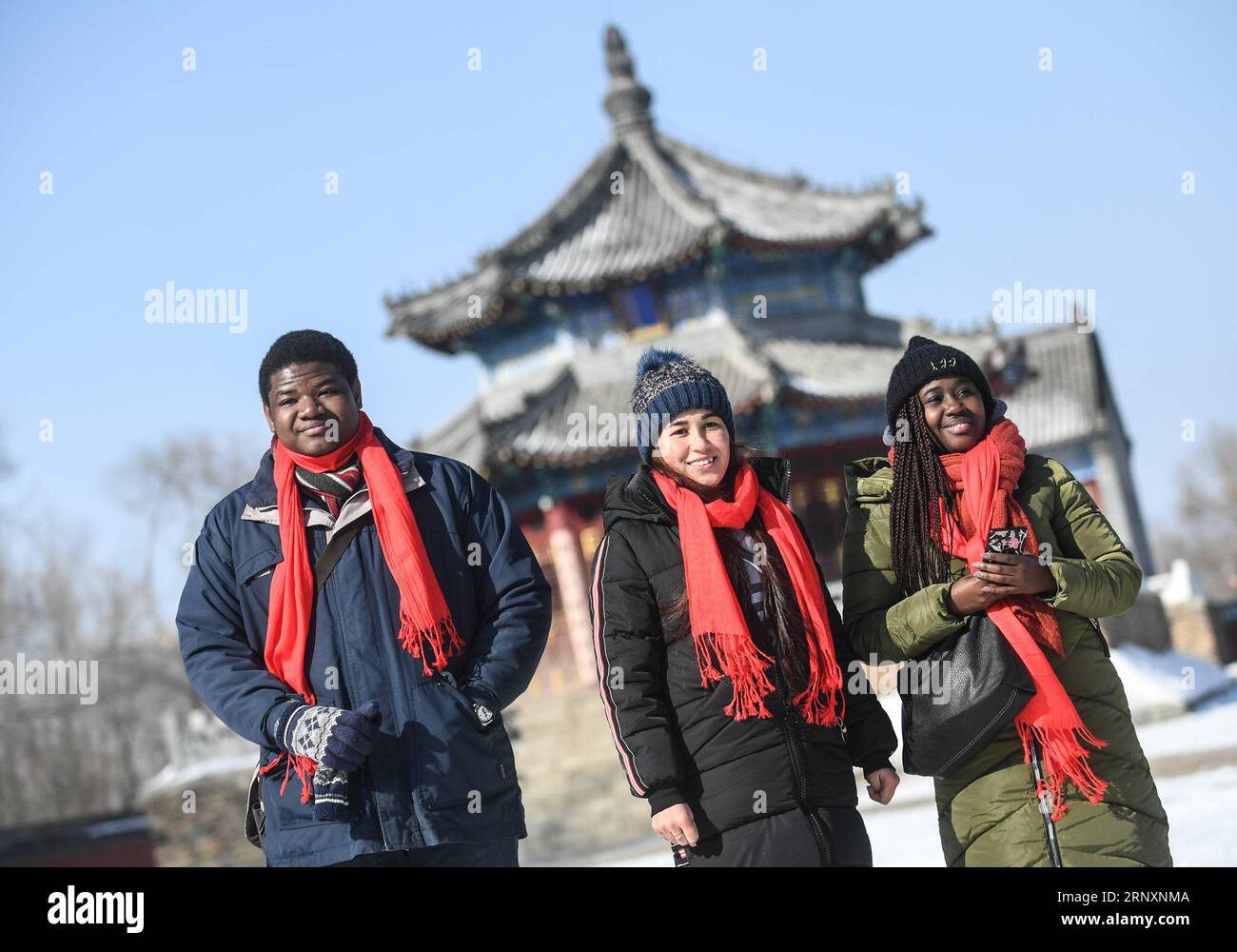 (180207) -- FUSHUN, 7. Februar 2018 -- ausländische Studenten aus Tadschikistan, Benin und Kenia beobachten Saman beim Tanzen im autonomen Kreis Xinbin Manchu in der Stadt Fushun, Provinz Liaoning im Nordosten Chinas, 6. Februar 2018. Ausländische Studenten an der Liaoning University erlebten hier am Dienstag die Volksbräuche der Mandschu-ethnischen Gruppe. ) (Zwx) CHINA-LIAONING-XINBIN-FOLK CUSTOM (CN) PanxYulong PUBLICATIONxNOTxINxCHN Stockfoto