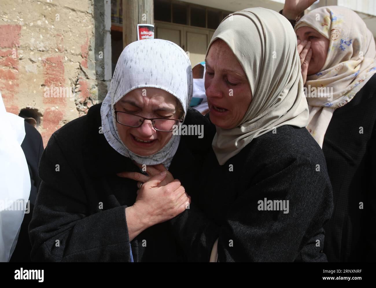 (180207) -- NABLUS, 7. Februar 2018 -- Frauen jammern bei der Beerdigung von Khaled Waleed al-Tayeh, der am Dienstagabend bei Zusammenstößen zwischen palästinensischen Demonstranten und israelischen Soldaten in der Westbank-Stadt Nablus am 7. Februar 2018 getötet wurde. ) (nxl) MIDEAST-NABLUS-FUNERAL AymanxNobani PUBLICATIONxNOTxINxCHN Stockfoto