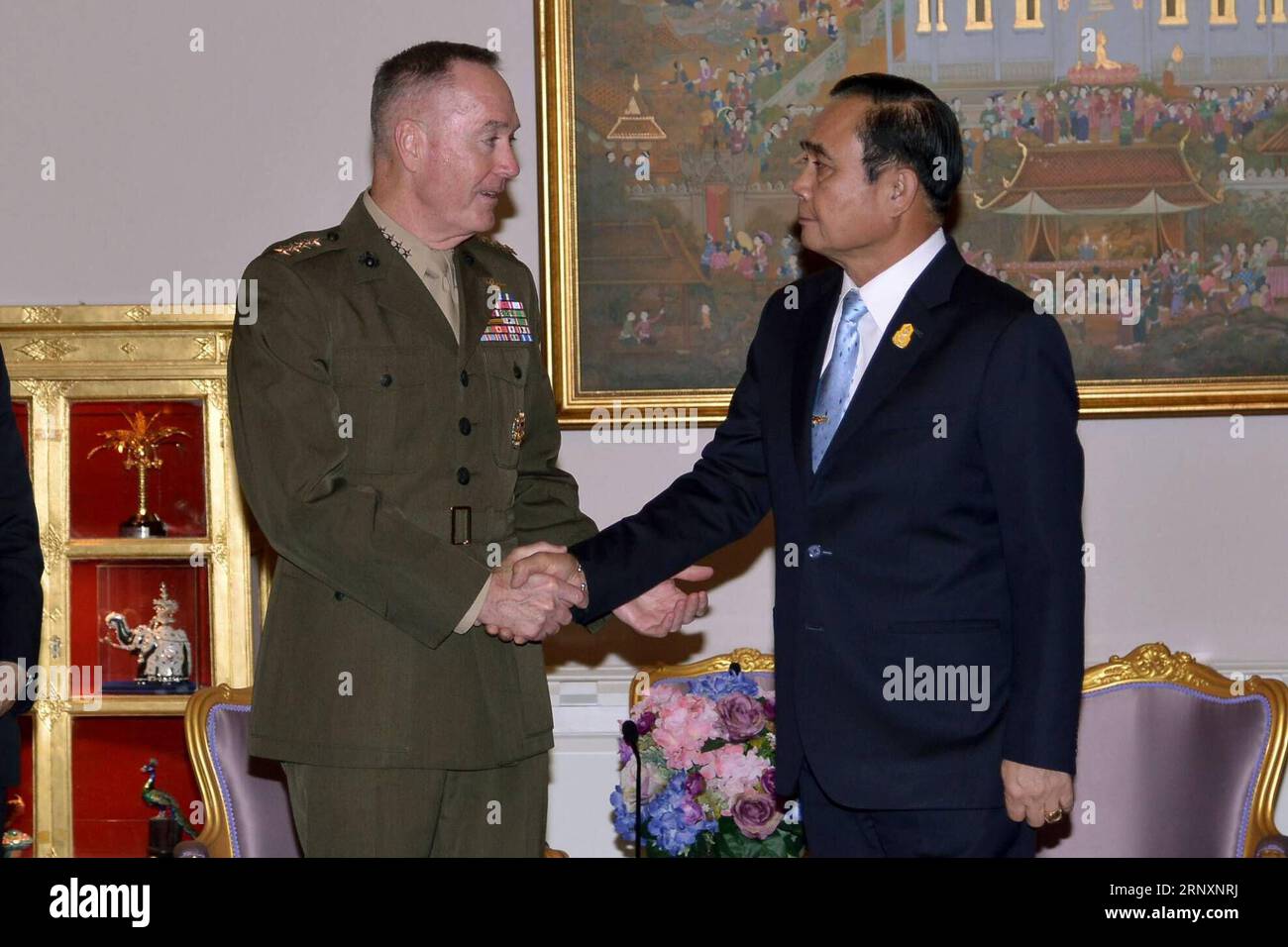 (180207) -- BANGKOK, 7. Februar 2018 -- der thailändische Premierminister Prayut Chan-o-cha (R) gibt General Joseph Dunford, dem Vorsitzenden der US Joint Chiefs of Staff, während ihres Treffens in Bangkok, Thailand, am 7. Februar 2018 die Hand. Thai ) (nxl) THAILAND-BANGKOK-US-DIPLOMATIE GouverneursHaus PUBLICATIONxNOTxINxCHN Stockfoto