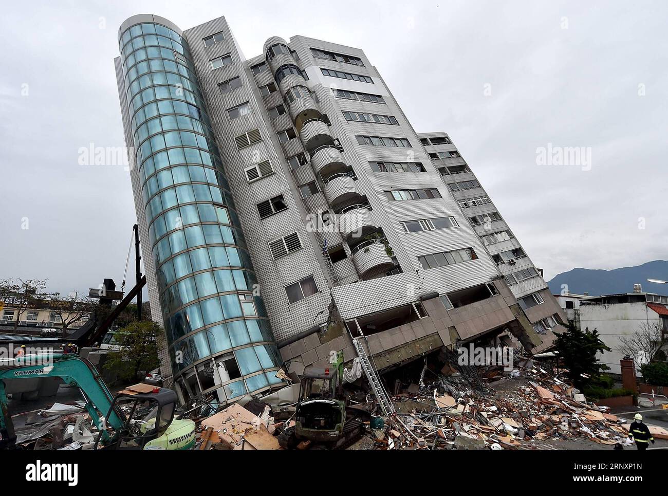 (180207) -- HUALIEN, 7. Februar 2018 -- Ein eingestürztes Gebäude wird im vom Erdbeben betroffenen Hualien County, dem südöstlichen Taiwan, am 7. Februar 2018 gesehen. Ein Erdbeben der Stärke 6,5 traf Taiwan am späten Dienstag, tötete sieben und verletzte 254. ) (Lb) CHINA-HUALIEN-ERDBEBEN-TODESOPFER (CN) YuexYuewei PUBLICATIONxNOTxINxCHN Stockfoto