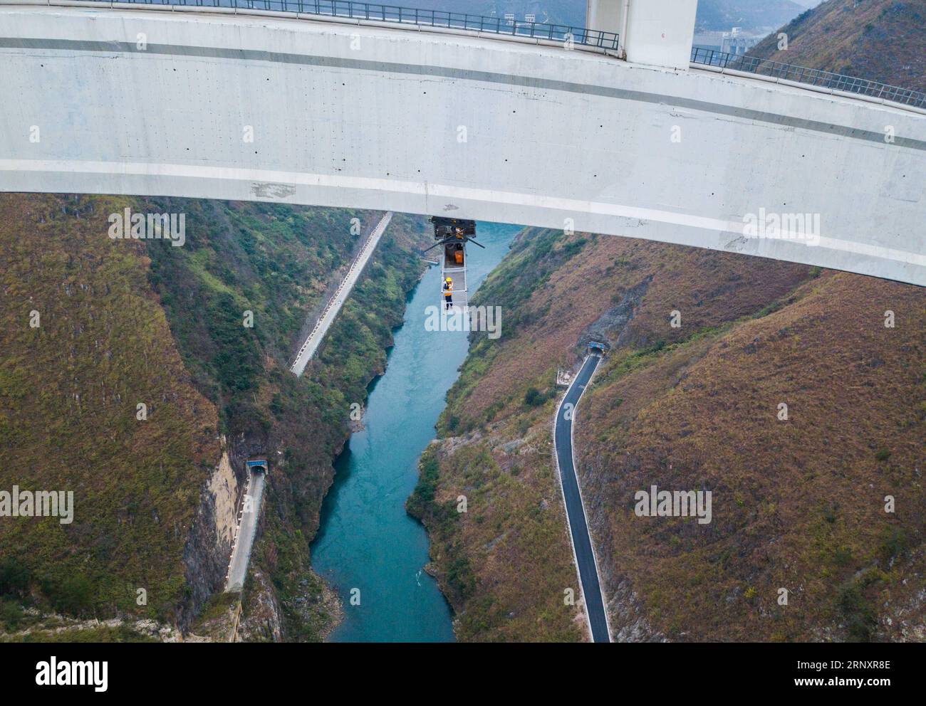 (180210) -- GUIYANG, 10. Februar 2018 -- Brückenpfleger arbeiten unter dem Bogen der Beipanjiang-Eisenbahnbrücke in der südwestchinesischen Provinz Guizhou, 26. Januar 2018. Die 721 Meter lange Hochgeschwindigkeitsbahnbrücke ist Teil der Hochgeschwindigkeitsbahnstrecke Shanghai-Kunming, die die wohlhabende Ostküste des Landes mit dem weniger entwickelten Südwesten verbindet. Instandhaltungsarbeiter untersuchen die Brücke täglich, um die Sicherheit der Eisenbahnstrecke zu gewährleisten. ) (Zkr) CHINA-GUIZHOU-BRIDGE MAINTENANCE(CN) LiuxXu PUBLICATIONxNOTxINxCHN Stockfoto