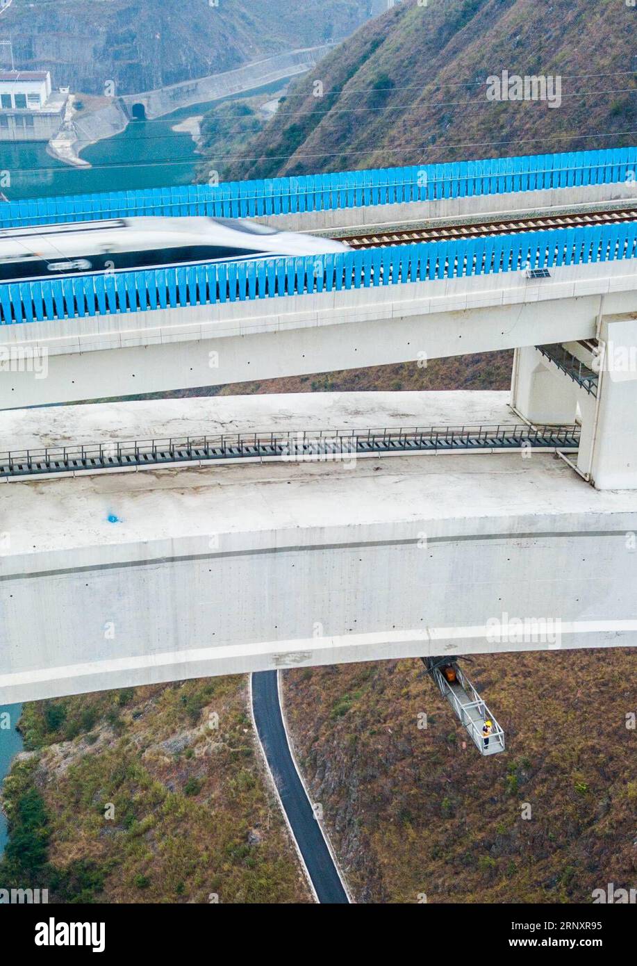 (180210) -- GUIYANG, 10. Februar 2018 -- Brückenpfleger arbeiten unter dem Bogen der Beipanjiang-Eisenbahnbrücke in der südwestchinesischen Provinz Guizhou, 26. Januar 2018. Die 721 Meter lange Hochgeschwindigkeitsbahnbrücke ist Teil der Hochgeschwindigkeitsbahnstrecke Shanghai-Kunming, die die wohlhabende Ostküste des Landes mit dem weniger entwickelten Südwesten verbindet. Instandhaltungsarbeiter untersuchen die Brücke täglich, um die Sicherheit der Eisenbahnstrecke zu gewährleisten. ) (Zkr) CHINA-GUIZHOU-BRIDGE MAINTENANCE(CN) LiuxXu PUBLICATIONxNOTxINxCHN Stockfoto