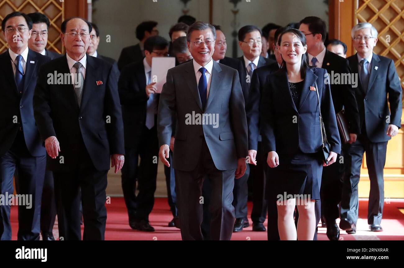 Themen der Woche Bilder des Tages (180210) -- SEOUL, 10. Februar 2018 -- der südkoreanische Präsident Moon Jae-in (Front C) geht mit Kim Yong Nam (Front L), Präsident des Präsidiums der Obersten Volksversammlung der Demokratischen Volksrepublik Korea (DVRK), und Kim Yo Jong (Front R), die jüngere Schwester von Kim Jong UN, dem Spitzenführer der DVRK, im Blauen Haus in Seoul, der Hauptstadt Südkoreas, am 10. Februar 2018. ) (nxl) SÜDKOREA-SEOUL-PRÄSIDENT-DVRK-DELEGATIONSSITZUNG Newsis PUBLICATIONxNOTxINxCHN Stockfoto