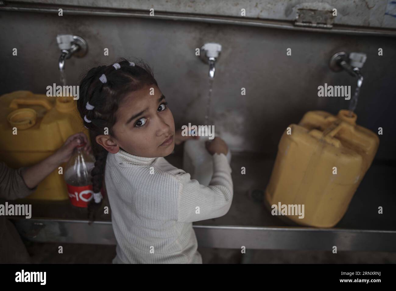 (180211) -- GAZA, 11. Februar 2018 -- Ein palästinensisches Mädchen füllt am 10. Februar 2018 Flaschen mit Trinkwasser aus öffentlichen Wasserhähnen im Flüchtlingslager al-Nusirat im Gazastreifen. Die Wassersituation hat sich seit der Blockade des Gazastreifens durch Israel verschlechtert. ) (zcc) MIDEAST-GAZA-WASSERSITUATION WissamxNassar PUBLICATIONxNOTxINxCHN Stockfoto