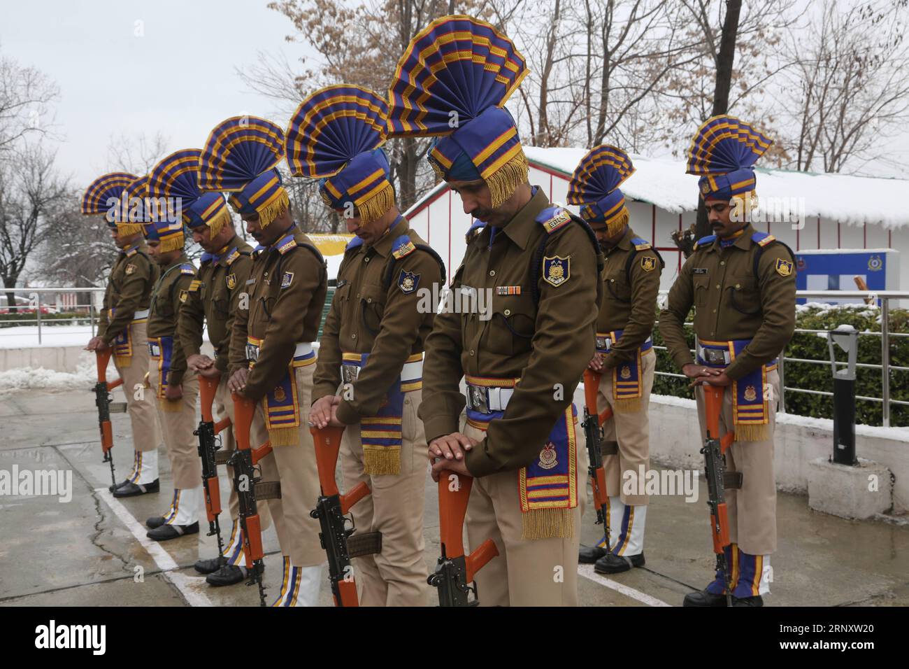 (180213) -- KASCHMIR, 13. Februar 2018 -- paramilitärische Soldaten huldigen einem ermordeten paramilitärischen Soldaten während seiner Kranzlege in einem Basislager am Rande der Stadt Srinagar, der Sommerhauptstadt des von Indien kontrollierten Kaschmirs, 13. Februar 2018. Die Schießerei in Srinagar, der Sommerhauptstadt des von Indianern kontrollierten Kaschmir Dienstag, trat am zweiten Tag ein, sagte die Polizei. Ein paramilitärischer Soldat wurde getötet, während ein Polizist am Montag verwundet wurde, der gegen die Militanten vor Ort kämpfte. (zy) VON INDIANERN KONTROLLIERTE KASHMIR-SRINAGAR-GUNFIGHT-KRÄNZE-LEGIERUNGSZEREMONIE JavedxDar PUBLICATIONxNOTxINxCHN Stockfoto