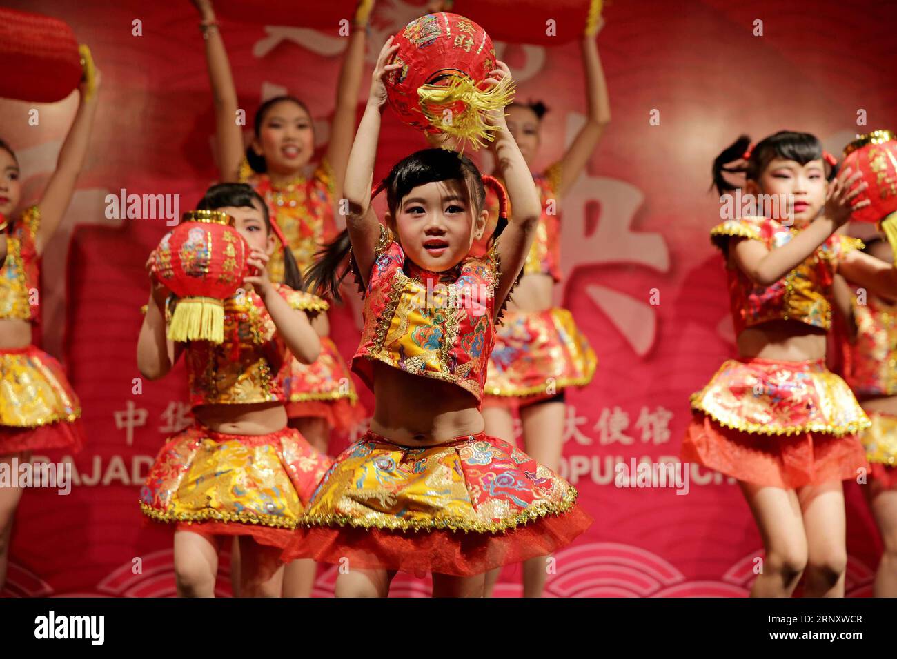 (180214) -- SANTIAGO, 14. Februar 2018 -- Kinder treten während des Empfangs zum chinesischen Neujahrsfest in der chinesischen Botschaft in Chile, in Santiago, der Hauptstadt Chiles, am 13. Februar 2018 auf. ) (gj) CHILE-SANTIAGO-CHINA-NEW YEAR WangxPei PUBLICATIONxNOTxINxCHN Stockfoto