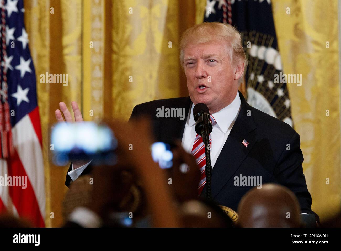 (180214) -- WASHINGTON, 14. Februar 2018 -- US-Präsident Donald Trump spricht während eines National African American History Month-Empfangs im Weißen Haus in Washington D.C., USA, 13. Februar 2018. ) (gj) US-WASHINGTON-DONALD TRUMP TingxShen PUBLICATIONxNOTxINxCHN Stockfoto