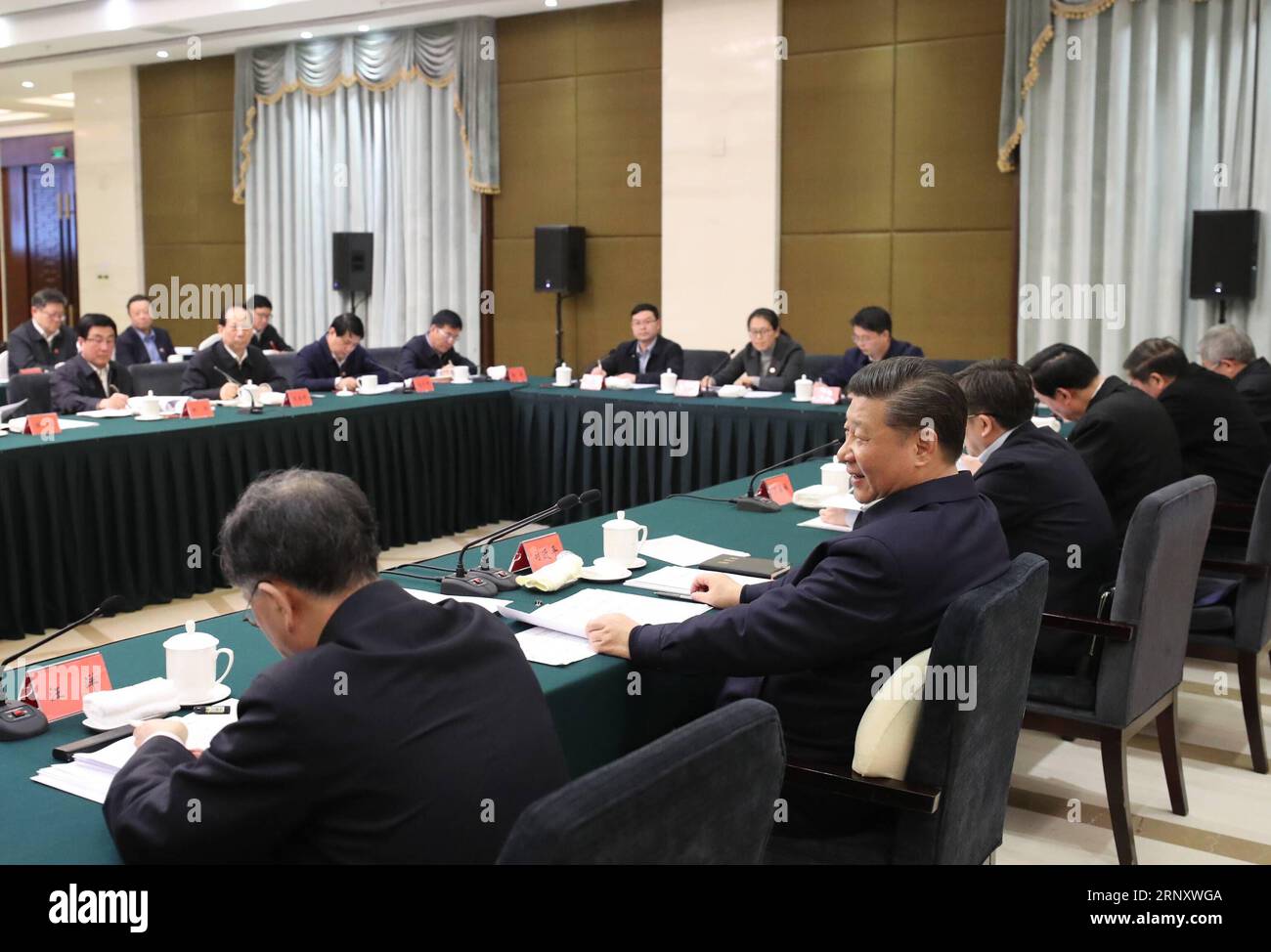 (180214) -- CHENGDU, 14. Februar 2018 -- der chinesische Präsident Xi Jinping, ebenfalls Generalsekretär des Zentralkomitees der Kommunistischen Partei Chinas und Vorsitzender der Zentralen Militärkommission, spricht am 12. Februar 2018 in Chengdu, der Hauptstadt der südwestchinesischen Provinz Sichuan, ein Symposium über Armutsbekämpfung an. (mp) CHINA-SICHUAN-XI JINPING-SYMPOSIUM-ARMUTSBEKÄMPFUNG (CN) JuxPeng PUBLICATIONxNOTxINxCHN Stockfoto