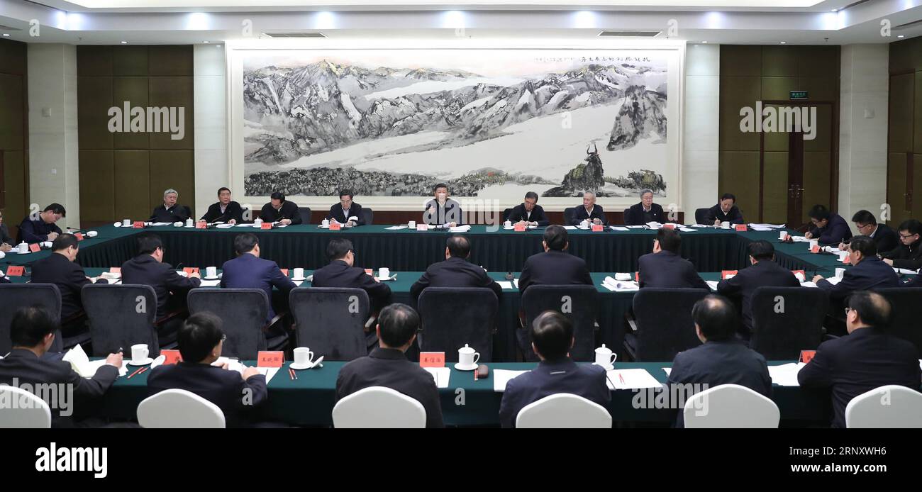 (180214) -- CHENGDU, 14. Februar 2018 -- der chinesische Präsident Xi Jinping (C, hinten), ebenfalls Generalsekretär des Zentralkomitees der Kommunistischen Partei Chinas und Vorsitzender der Zentralen Militärkommission, spricht ein Symposium zur Armutsbekämpfung in Chengdu, der Hauptstadt der südwestchinesischen Provinz Sichuan, am 12. Februar 2018 an. ) (mp) CHINA-SICHUAN-XI JINPING-SYMPOSIUM-ARMUTSBEKÄMPFUNG (CN) XiexHuanchi PUBLICATIONxNOTxINxCHN Stockfoto