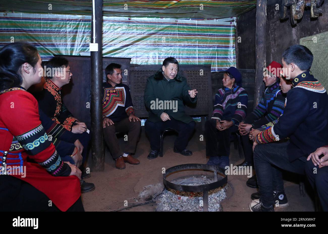 (180214) -- CHENGDU, 14. Februar 2018 -- der chinesische Präsident Xi Jinping, ebenfalls Generalsekretär des Zentralkomitees der Kommunistischen Partei Chinas und Vorsitzender der Zentralen Militärkommission, Gespräche mit Dorfbewohnern und Mitgliedern eines lokalen Armutsbekämpfungsteams, während er das Haus einer verarmten Familie im Dorf Sanchahe im Zhaojue County der Autonomen Präfektur Liangshan Yi, Provinz Sichuan im Südwesten Chinas, besucht, 11. Februar 2018. XI hielt am 12. Februar ein Symposium über Armutsbekämpfung in Chengdu, der Hauptstadt der Provinz Sichuan. ) (MP) CHINA-SICHUAN-XI JINPING-SYMPOSIUM-POVE Stockfoto