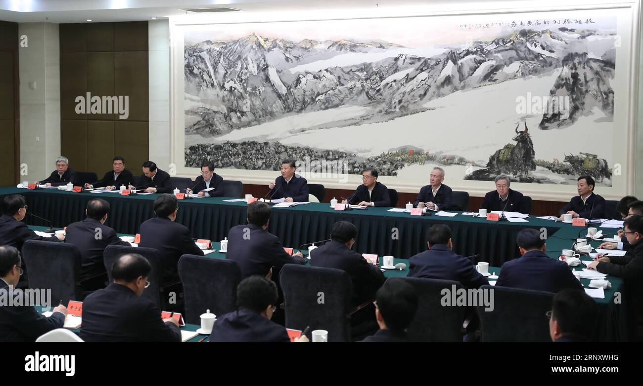 (180214) -- CHENGDU, 14. Februar 2018 -- der chinesische Präsident Xi Jinping (C, hinten), ebenfalls Generalsekretär des Zentralkomitees der Kommunistischen Partei Chinas und Vorsitzender der Zentralen Militärkommission, spricht ein Symposium zur Armutsbekämpfung in Chengdu, der Hauptstadt der südwestchinesischen Provinz Sichuan, am 12. Februar 2018 an. ) (mp) CHINA-SICHUAN-XI JINPING-SYMPOSIUM-ARMUTSBEKÄMPFUNG (CN) XiexHuanchi PUBLICATIONxNOTxINxCHN Stockfoto