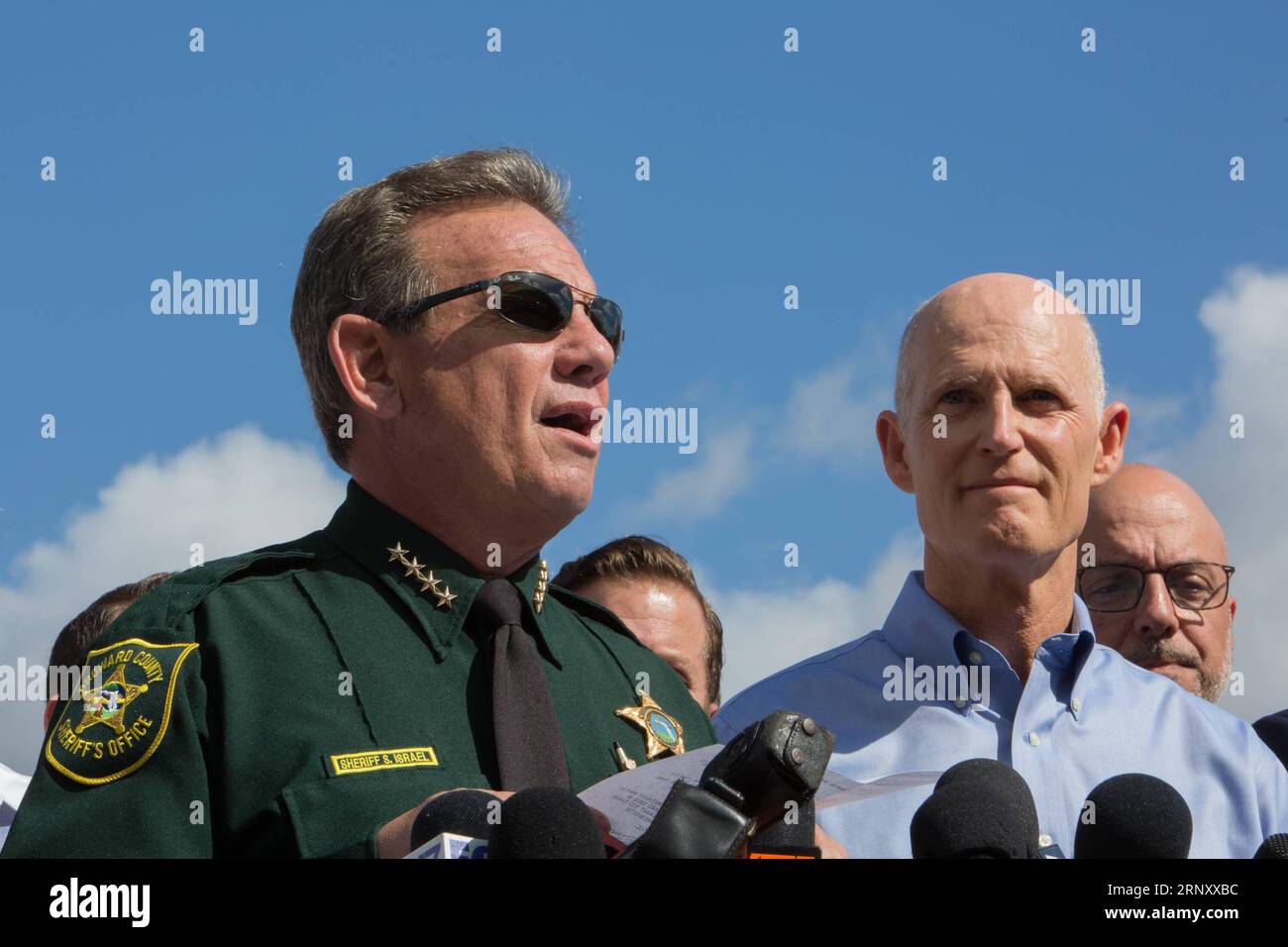 (180215) -- PARKLAND (USA), 15. Februar 2018 -- Broward County Sheriff Scott Israel (1. L) spricht während einer Pressekonferenz am 15. Februar an der Marjory Stoneman Douglas High School in Parkland, Broward County, Florida, USA. 2018. insgesamt 17 Menschen wurden getötet und mehr als ein Dutzend andere wurden verletzt, nachdem ein 19-jähriger Schütze am Mittwoch in der High School das Feuer eröffnet hatte, sagten die Behörden. ) US-FLORIDA-PARKLAND-HIGH SCHOOL-MASSENSCHIESSEN-PRESSEKONFERENZ MONICAXMCGIVERN PUBLICATIONXNOTXINXCHN Stockfoto