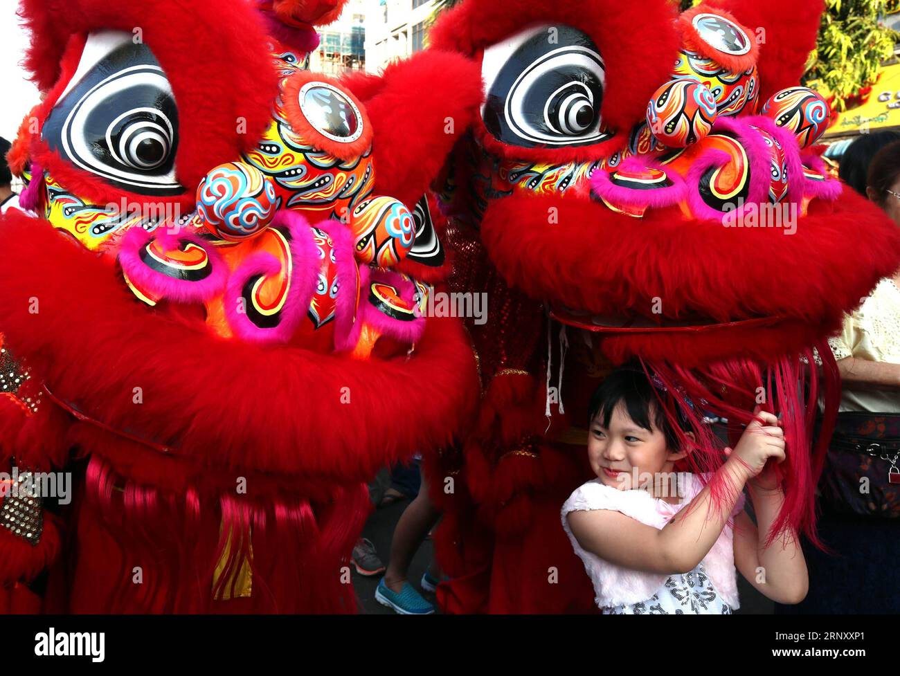 (180216) -- , 16. Februar 2018 -- Ein Mädchen spielt während der chinesischen Neujahrsfeier in der Chinatown von Myanmar, 16. Februar 2018. Das Jahr des Hundes beginnt am 16. Februar, laut chinesischem Mondkalender. U Aung) (zcc) MYANMAR--CHINESISCHE LUNAR NEUJAHRSFEIER yangon PUBLICATIONxNOTxINxCHN Stockfoto