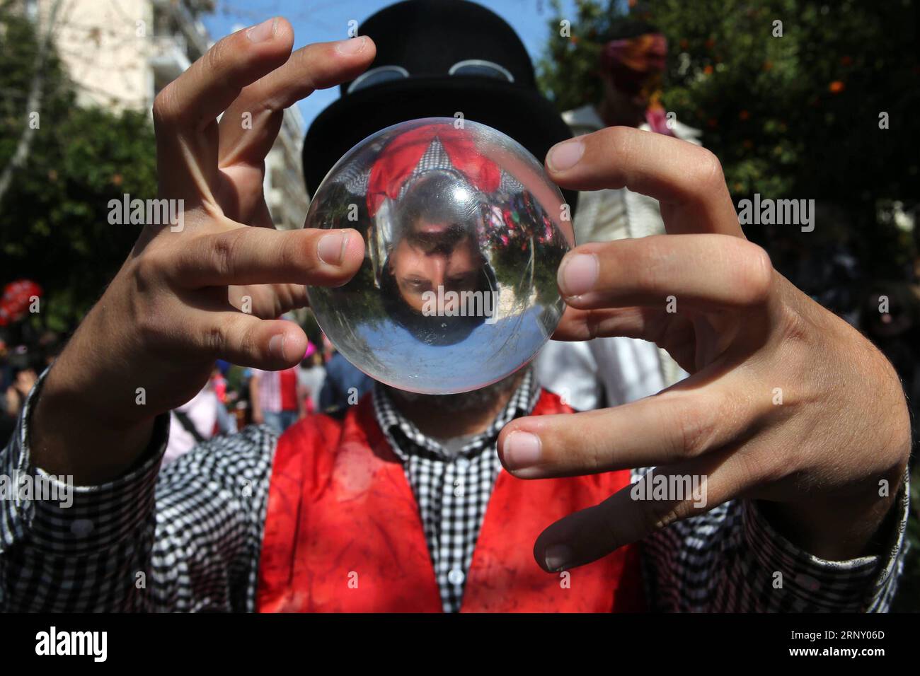 (180218) -- ATHEN, 18. Februar 2018 -- ein akrobat, der einen Galßball hält, nimmt am 18. Februar 2018 an einem Karneval im Stadtteil Palaio Faliro in Athen, der Hauptstadt Griechenlands, Teil. ) (Zjl) GRIECHENLAND-ATHEN-KARNEVAL MariosxLolos PUBLICATIONxNOTxINxCHN Stockfoto