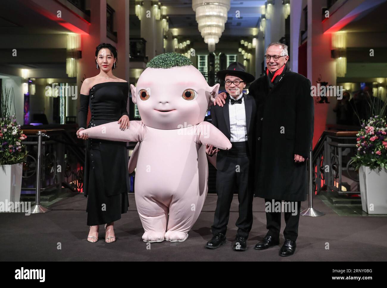 (180219) -- BERLIN, 19. Februar 2018 -- Regisseur der Internationalen Filmfestspiele Berlin Dieter Kosslick (1. R), Regisseur Raman Hui (2. R), Schauspielerin Bai Baihe (1. L) und Figur Wuba des Films Monster Hunt 2 posieren für Fotos während des 68. internationalen Filmfests in Berlin am 18. Februar 2018 in einem Kino. )(jmmn) GERMANY-BERLIN-68th INTERNATIONAL FILM FESTIVAL- MONSTER HUNT 2 ShanxYuqi PUBLICATIONxNOTxINxCHN Stockfoto