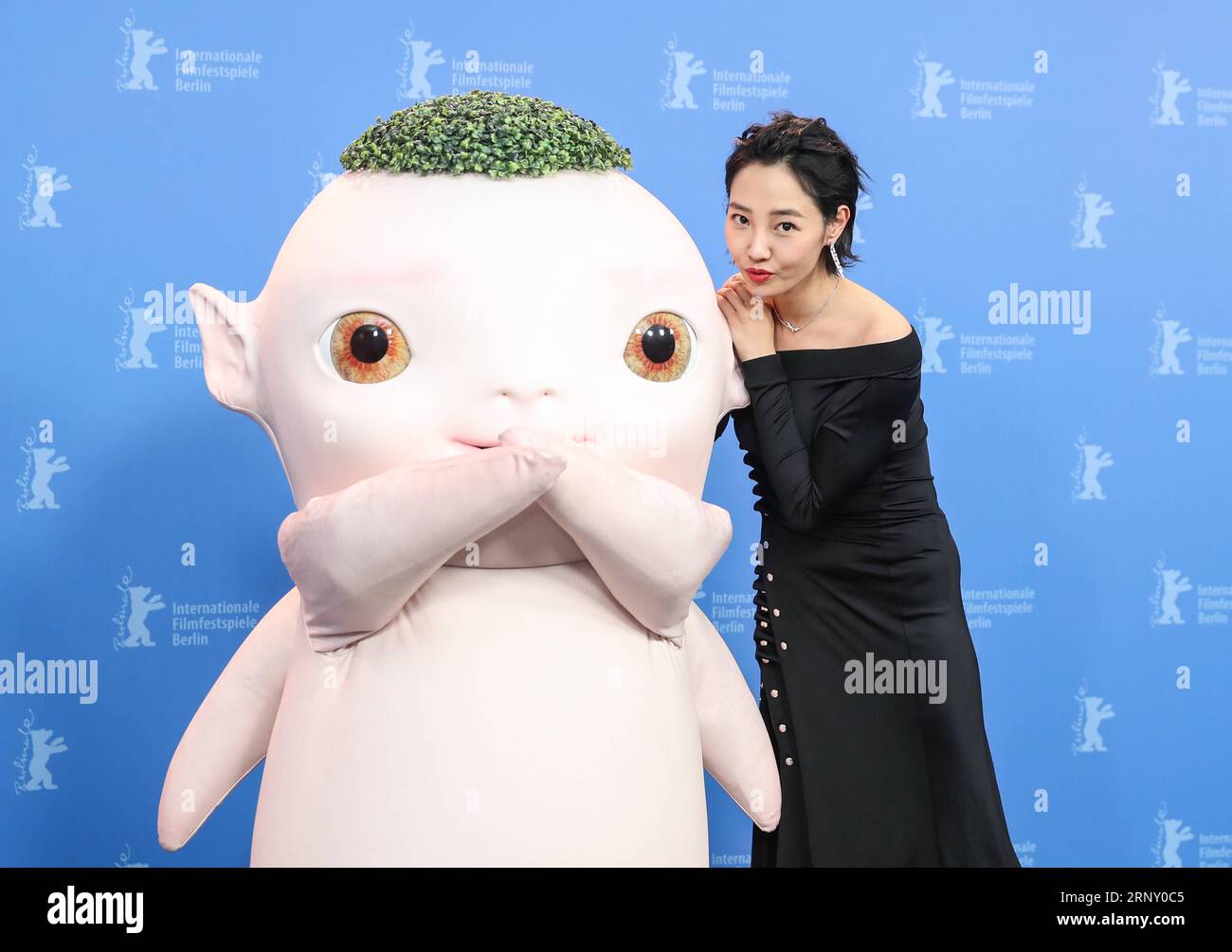 (180219) -- BERLIN, 19. Februar 2018 -- Schauspielerin Bai Baihe (R) und Figur Wuba des Films Monster Hunt 2 posieren für Fotos während eines Fotogesprächs beim 68. Internationalen Filmfestival Berlin am 18. Februar 2018 in Berlin. )(jmmn) GERMANY-BERLIN-68th INTERNATIONAL FILM FESTIVAL- MONSTER HUNT 2 ShanxYuqi PUBLICATIONxNOTxINxCHN Stockfoto