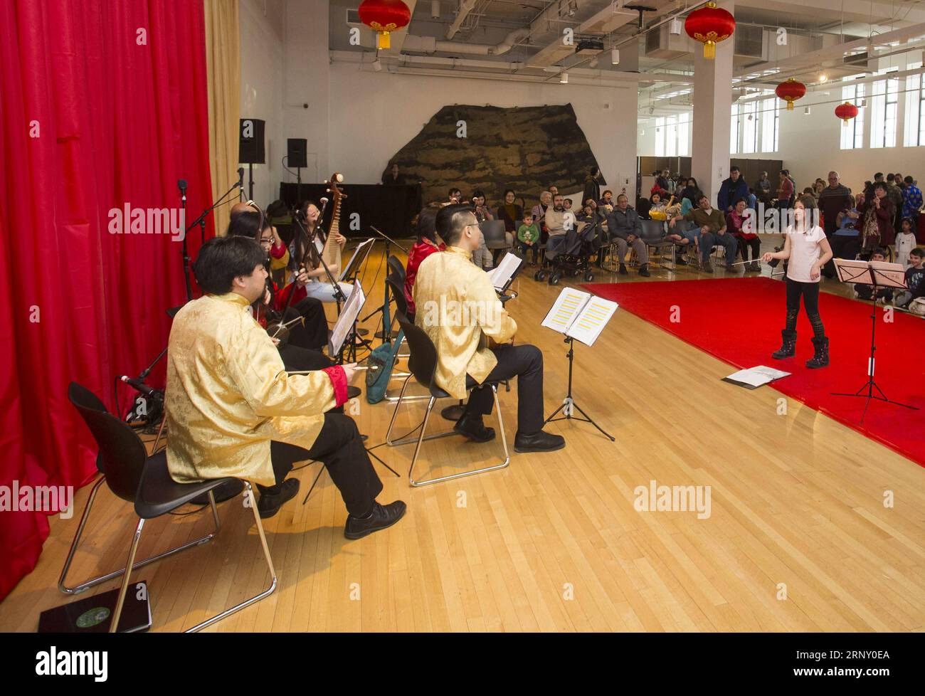 (180219) -- TORONTO, 19. Februar 2018 -- A Girl (R) konzertiert mit einem chinesischen Orchester als Dirigent während der 2018 Toronto Happy Chinese New Year Reception & Family Day Weekend Veranstaltung im Royal Ontario Museum (ROM) in Toronto, Kanada, 18. Februar 2018. Mit chinesischen Papercuts, Kalligraphie, Löwentanz und mehr begann dieses jährliche chinesische Neujahrsfest am Sonntag, um Hunderte von Besuchern anzulocken, um das chinesische Neujahrsfest des Hundes im Royal Ontario Museum in Toronto zu feiern. ) (srb) CANADA-TORONTO-CHINESE NEW YEAR-MUSEUM CELEBRATION ZouxZheng PUBLICATIONxNOTxINxCHN Stockfoto