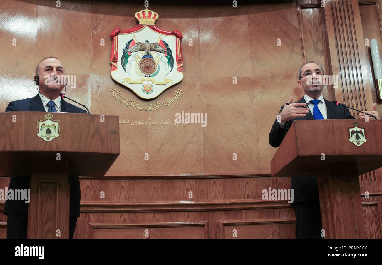 Bilder des Tages (180219) -- AMMAN, 19. Februar 2018 -- der türkische Außenminister Mevlut Cavusoglu (L) nimmt am 19. Februar 2018 an einer Pressekonferenz mit dem jordanischen Außenminister Ayman Safadi in Amman, Jordanien, Teil. ) (srb) JORDAN-AMMAN-TURKEY-VISIT MohammadxabuxGhosh PUBLICATIONxNOTxINxCHN Stockfoto