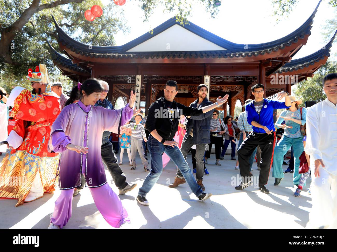 (180219) -- LOS ANGELES, 19. Februar 2018 -- Menschen lernen Tai Ji während einer chinesischen Neujahrsfeier in der Huntington Library, Kunstsammlungen und Botanischen Gärten in Los Angeles, USA, 18. Februar 2018. ) (Jmmn) US-LOS ANGELES-CHINESISCHE NEUJAHRSFEIER LixYing PUBLICATIONxNOTxINxCHN Stockfoto