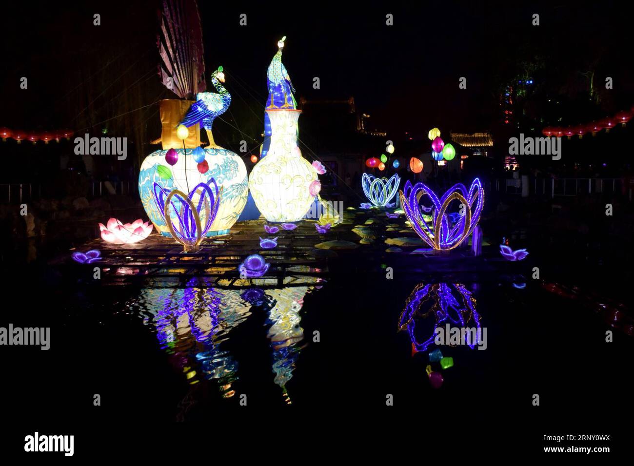(180220) -- JINAN, 20. Februar 2018 -- Foto aufgenommen am 19. Februar 2018 zeigt eine Reihe von Pfauenlaternen während einer Laternen-Show, die das Frühlingsfest im malerischen Baotu Spring Spot in Jinan City, der Hauptstadt der ostchinesischen Provinz Shandong, feiert. ) (Yxb) CHINA-JINAN-SPRING FESTIVAL-LATERNE SHOW(CN) XuxSuhui PUBLICATIONxNOTxINxCHN Stockfoto