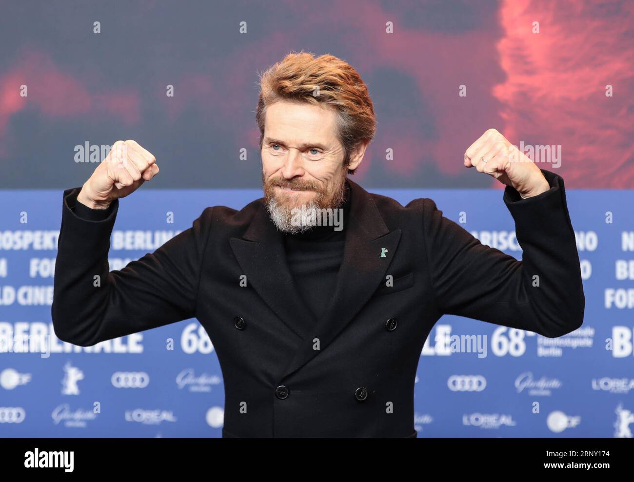 180221 -- BERLIN, 21. Februar 2018 -- Schauspieler Willem Dafoe, Gewinner des Ehrenpreises Goldener Bär für Lebenswerk, posiert nach einer Pressekonferenz während der 68. Internationalen Filmfestspiele in Berlin, Hauptstadt Deutschlands, am 20. Februar 2018 für Fotos. DHF DEUTSCHLAND-BERLIN-68. INTERNATIONALES FILMFESTIVAL BERLIN-WILLEM DAFOE-EHRENGOLDENER BÄR SHANXYUQI PUBLICATIONXNOTXINXCHN Stockfoto