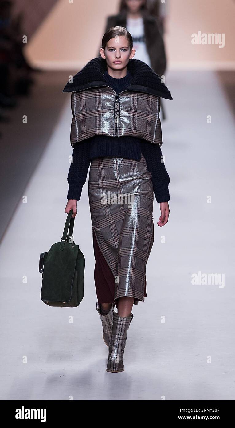 (180223) -- MAILAND, 23. Februar 2018 -- Ein Modell präsentiert eine Kreation der Fendi Herbst/Winter 18/19 Damenkollektion während der Mailänder Fashion Week in Mailand, Italien, 22. Februar 2018. Die Mailänder Modewoche begann am Dienstag und wird bis zum 26. Februar dauern.)(gj) ITALY-MILAN-FASHION-FENDI JinxYu PUBLICATIONxNOTxINxCHN Stockfoto