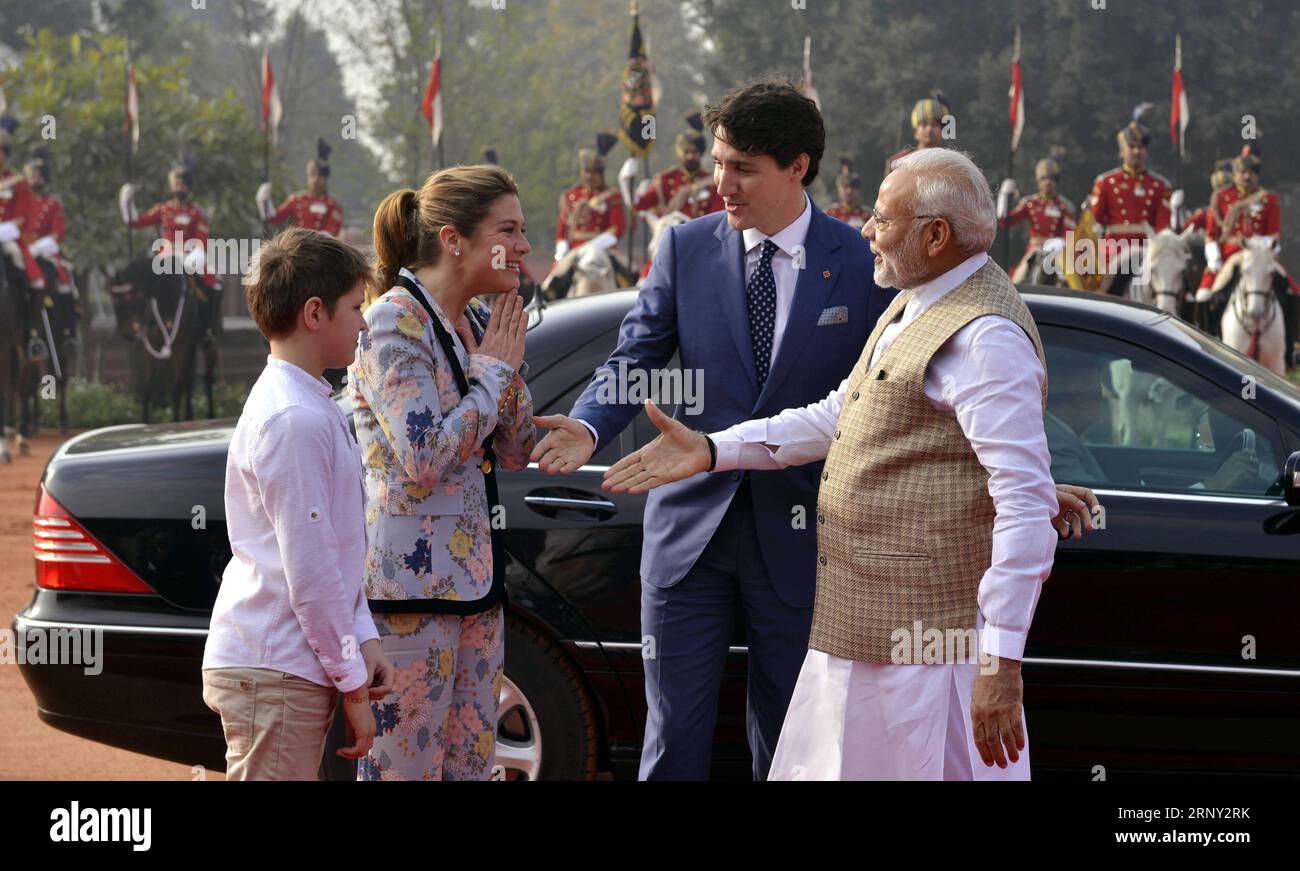 (180223) -- NEU DELHI, 23. Februar 2018 -- der indische Premierminister Narendra Modi (R) begrüßt seinen kanadischen Amtskollegen Justin Trudeau (2., R) und seine Frau Sophie Gregoire Trudeau (2., L), als sein älterer Sohn Xavier auf ihre Ankunft im indischen Präsidentenpalast in Neu-Delhi am 23. Februar 2018 blickt. ) (lrz)? INDIEN-NEU DELHI-KANADISCHE PM-VISIT PARTHAXSARKAR PUBLICATIONXNOTXINXCHN Stockfoto