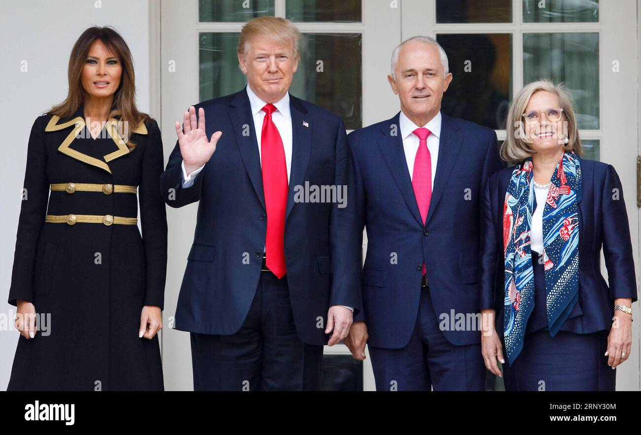 (180224) -- WASHINGTON D.C., 24. Februar 2018 -- US-Präsident Donald Trump (2. L) und First Lady Melania Trump (1. L) posieren für ein Foto mit dem australischen Premierminister Malcolm Turnbull (2. R) und seiner Frau Lucy Turnbull im Weißen Haus in Washington D.C., USA, 23. Februar 2018. US-Präsident Donald Trump traf sich am Freitag mit dem australischen Premierminister Malcolm Turnbull zu engeren Wirtschafts- und Sicherheitsbeziehungen zwischen den beiden Ländern. (Djj) U.S.-WASHINGTON D.C.-TRUMP-AUSTRALIA-MEETING TingxShen PUBLICATIONxNOTxINxCHN Stockfoto