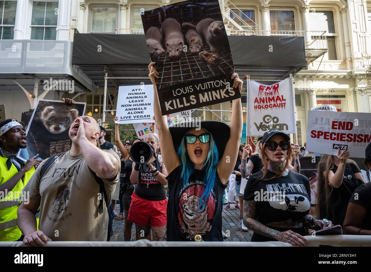 New York, USA. Juli 2023. Alissa White-Gluz (Mitte), Sängerin der Metal-Band Arch Enemy, potests beim Animal Liberation March 2023 in New York, New York, am 2. September 2023. (Foto: Gabriele Holtermann/SIPA USA) Credit: SIPA USA/Alamy Live News Stockfoto