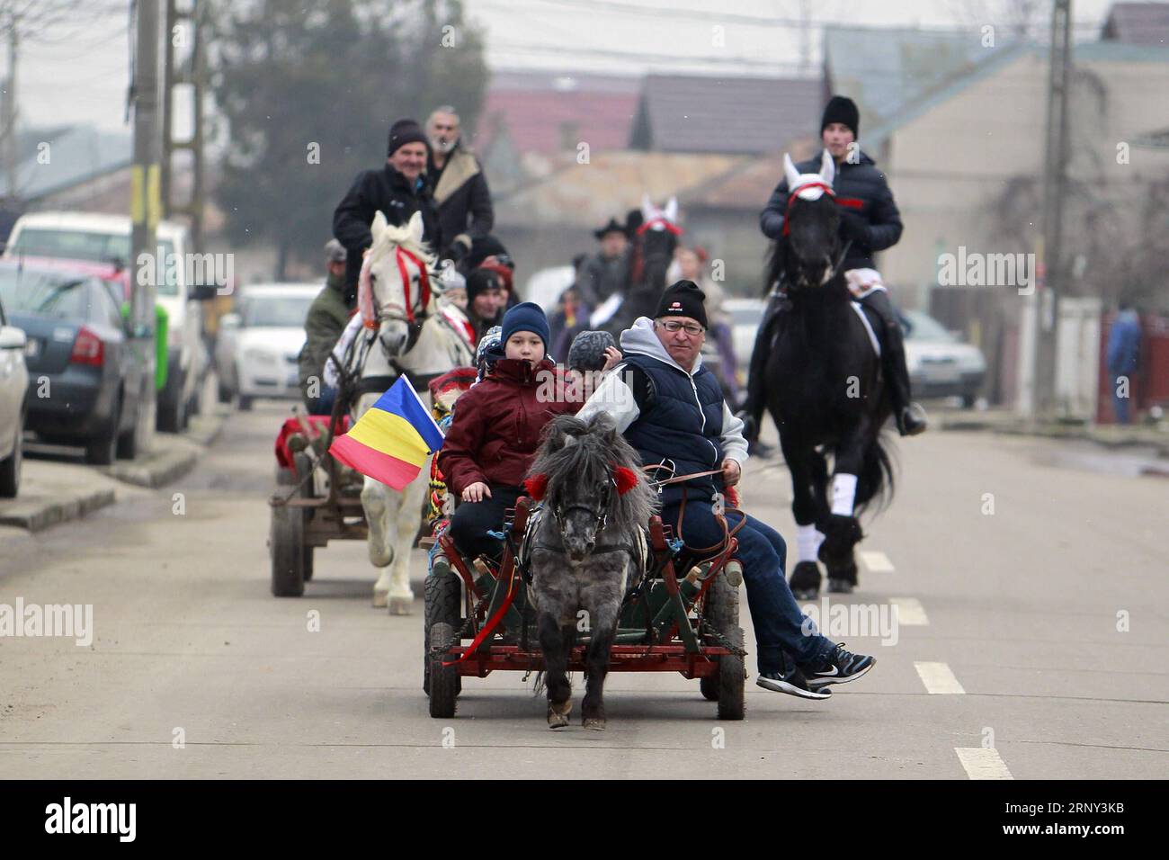 (180225) -- BUKAREST, 25. Februar 2018 -- Mitglieder der bulgarischen Gemeinde nehmen an der Feier des traditionellen Feiertags von Todorov den, auch bekannt als PferdeOstern, in Targoviste, etwa 75 km nördlich von Bukarest, Rumäniens Hauptstadt, am 24. Februar 2018 Teil. Das Osterpferd feiert den Beginn der Frühjahrsarbeiten in der Landwirtschaft. ) (yk) RUMÄNIEN-TARGOVISTE-PFERD OSTERN CristianxCristel PUBLICATIONxNOTxINxCHN Stockfoto