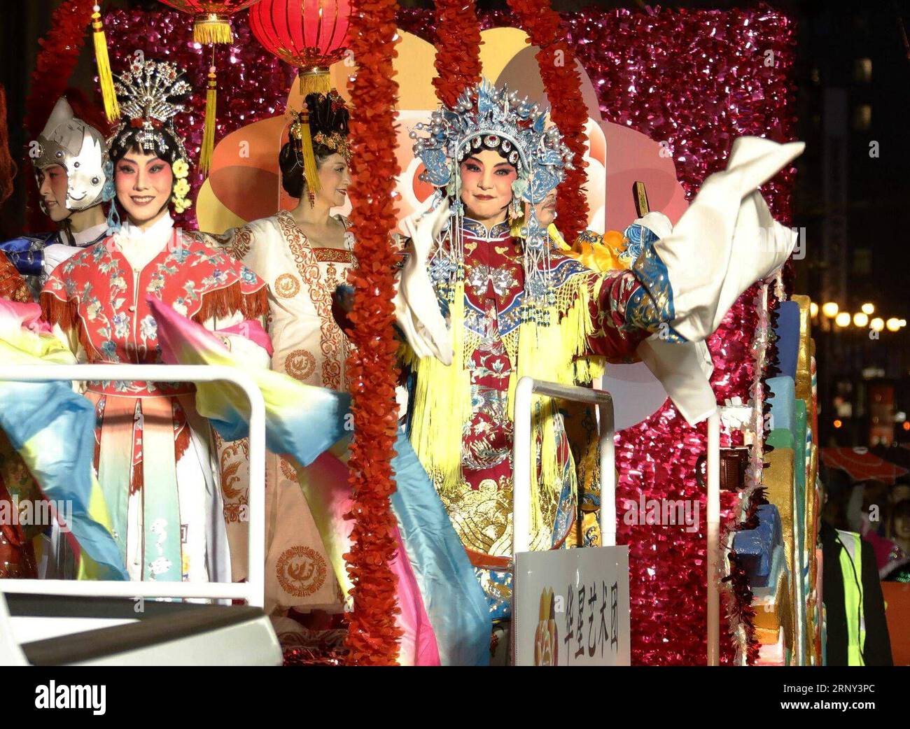 (180225) -- SAN FRANCISCO, 25. Februar 2018 -- Darsteller nehmen am 24. Februar 2018 an der jährlichen Karnevalsparade des chinesischen Neujahrs in San Francisco, USA, Teil. Etwa eine Million Einwohner und Besucher packten am Samstag beide Seiten der Hauptstraßen und engen Gassen in San Franciscos Chinatown an der US-Westküste, die bei der größten jährlichen Karnevalsparade des chinesischen Neujahrs außerhalb Chinas gefeiert wurden. ) (rh) U.S.-SAN FRANCISCO-CARNIVAL DongxXudong PUBLICATIONxNOTxINxCHN Stockfoto