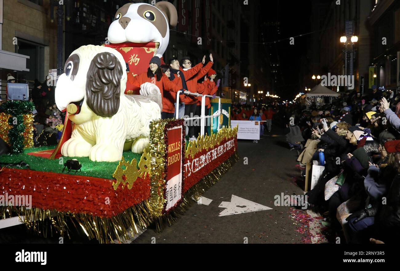 (180225) -- SAN FRANCISCO, 25. Februar 2018 -- Menschen beobachten die jährliche Karnevalsparade des chinesischen Neujahrs in San Francisco, USA, am 24. Februar 2018. Etwa eine Million Einwohner und Besucher packten am Samstag beide Seiten der Hauptstraßen und engen Gassen in San Franciscos Chinatown an der US-Westküste, die bei der größten jährlichen Karnevalsparade des chinesischen Neujahrs außerhalb Chinas gefeiert wurden. ) (rh) U.S.-SAN FRANCISCO-CARNIVAL DongxXudong PUBLICATIONxNOTxINxCHN Stockfoto