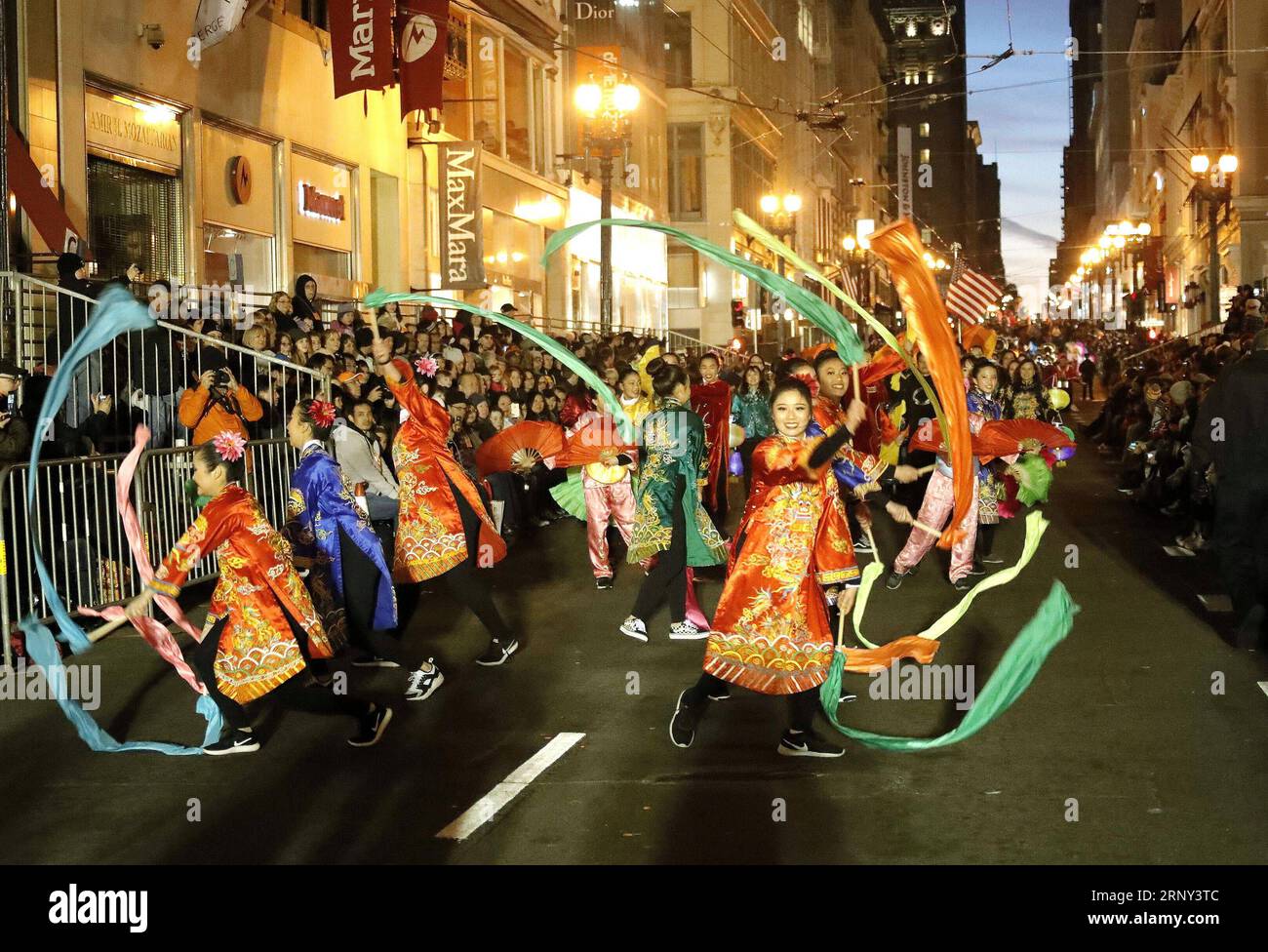 (180225) -- SAN FRANCISCO, 25. Februar 2018 -- Darsteller nehmen am 24. Februar 2018 an der jährlichen Karnevalsparade des chinesischen Neujahrs in San Francisco, USA, Teil. Etwa eine Million Einwohner und Besucher packten am Samstag beide Seiten der Hauptstraßen und engen Gassen in San Franciscos Chinatown an der US-Westküste, die bei der größten jährlichen Karnevalsparade des chinesischen Neujahrs außerhalb Chinas gefeiert wurden. ) (rh) U.S.-SAN FRANCISCO-CARNIVAL DongxXudong PUBLICATIONxNOTxINxCHN Stockfoto