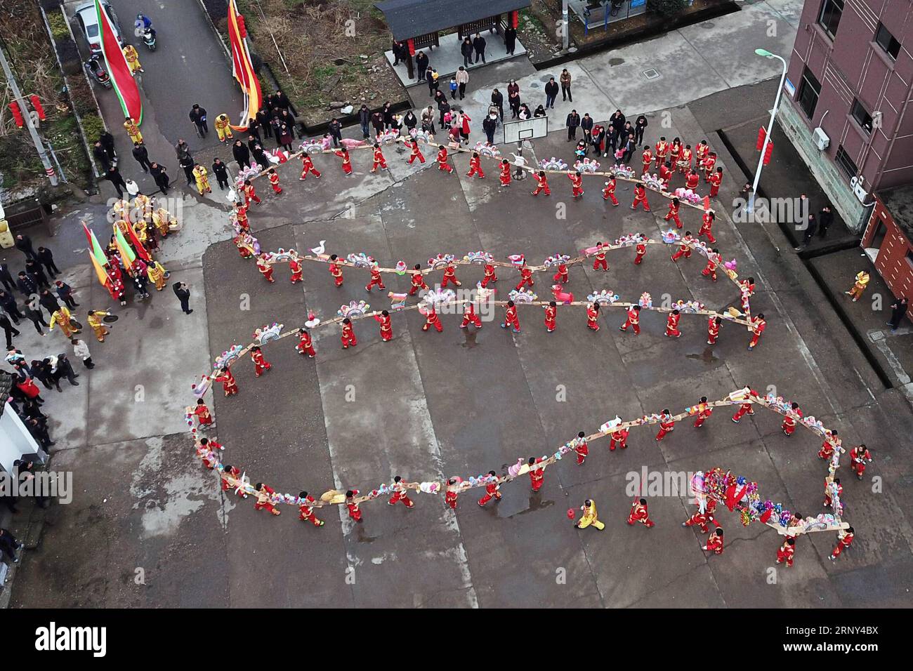 (180226) -- HANGZHOU, 26. Februar 2018 -- Ein Drachenlaternen-Team für Frauen tanzt im Dorf Xinhe, Kreis Tonglu, ostchinesische Provinz Zhejiang, 26. Februar 2018. Die Leistung der Drachenlaterne, die durch bankartige Bretter verbunden ist, ist eine traditionelle Art, den Frühlingsbeginn zu feiern. ) (WYO) CHINA-ZHEJIANG-DRAGON LATERNE TANZ-FRAUEN S TEAM-PERFORMANCE (CN) HUANGXZONGZHI PUBLICATIONXNOTXINXCHN Stockfoto