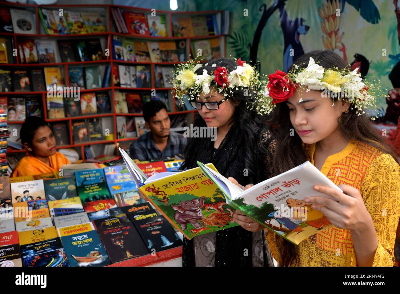 (180226) -- DHAKA, 26. Februar 2018 -- zwei Mädchen lesen am 26. Februar 2018 an einem Stand in der Amar Ekushey Boi Mela, was wörtlich Immortal Twenty First Book Fair bedeutet, in Dhaka, der Hauptstadt von Bangladesch. Die größte monatelange jährliche Buchmesse Bangladeschs begann am 1. Februar 2018. ) (Zjl) BANGLADESCH-DHAKA-BUCHMESSE Salimxreza PUBLICATIONxNOTxINxCHN Stockfoto