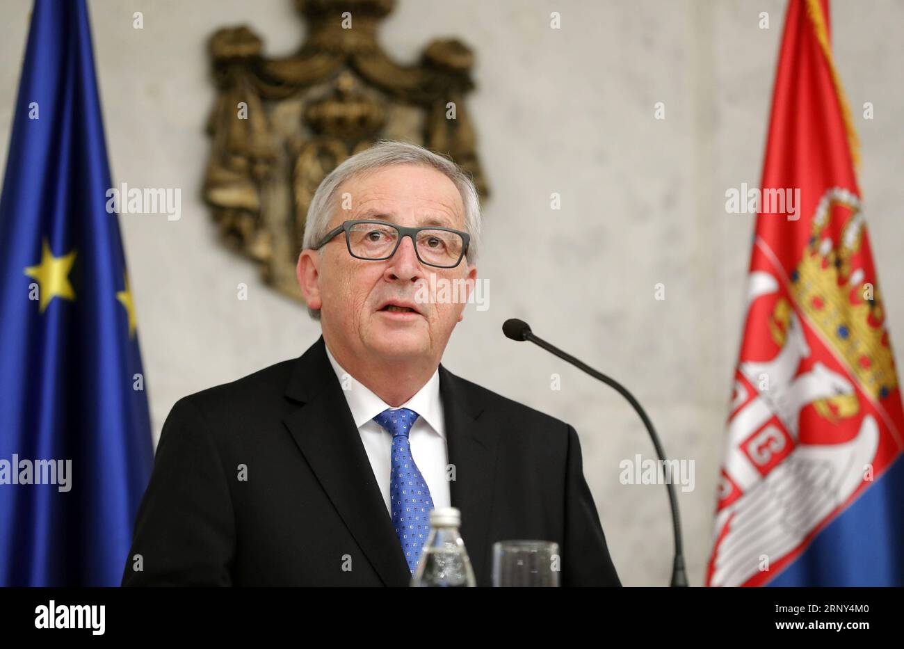 (180226) -- BELGRAD, 26. Februar 2018 -- der Präsident der Europäischen Kommission Jean-Claude Juncker spricht während einer Pressekonferenz mit dem serbischen Präsidenten Aleksandar Vucic (nicht im Bild zu sehen) am 26. Februar 2018 in Belgrad, Serbien. Die Europäische Union ist daran interessiert, Serbien und andere westliche Balkanländer als Mitglieder aufzunehmen, wenn sie die Voraussetzungen erfüllen, sagte Juncker am Montag dem serbischen Präsidenten Alexander Vucic. SERBIEN-BELGRAD-EU-JUNCKER-HAHN-VISIT PREDRAGXMILOSAVLJEVIC PUBLICATIONXNOTXINXCHN Stockfoto